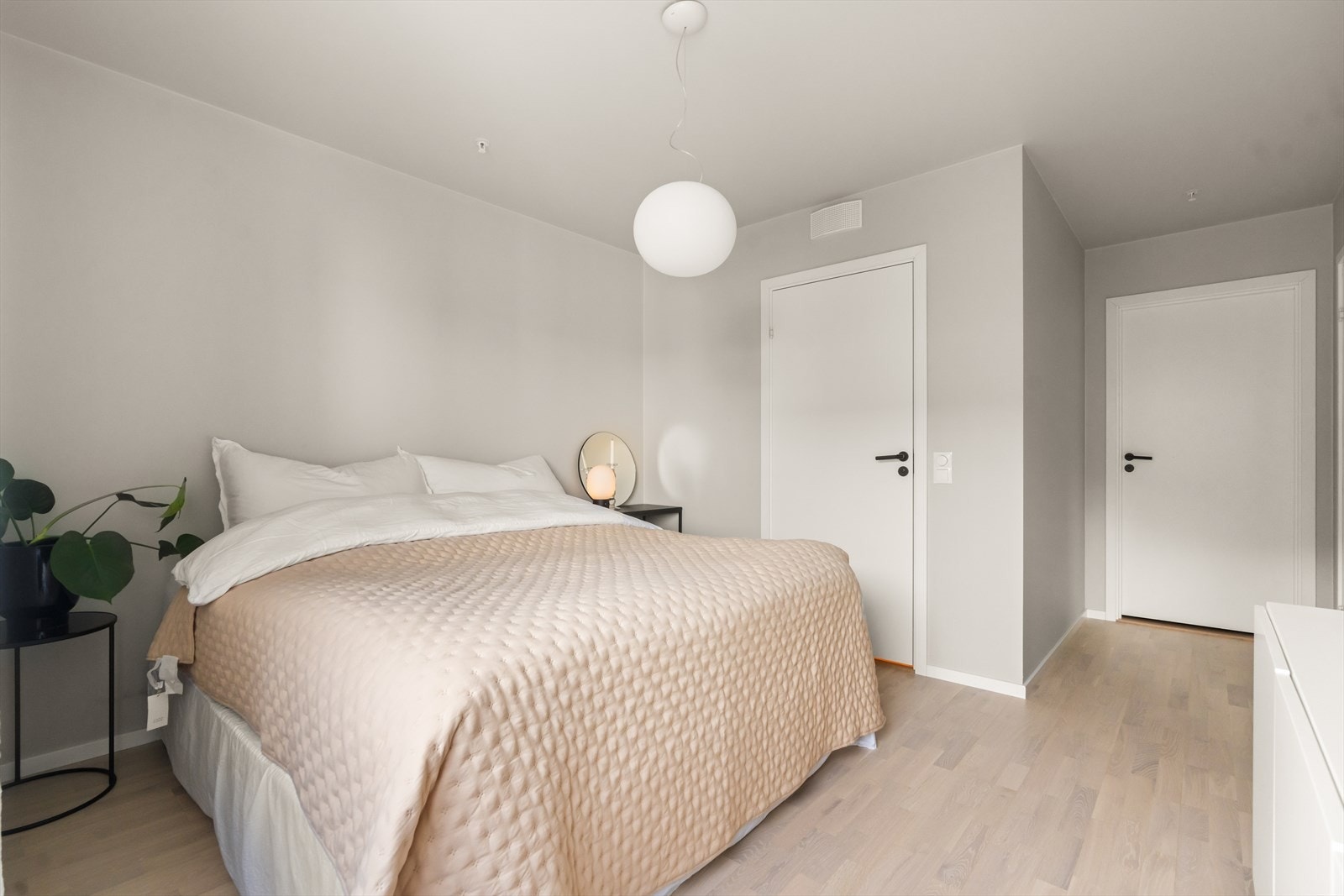 Fra rommet er det inngang til et eget baderom, samt en praktisk walk in-garderobe. Galleribilde