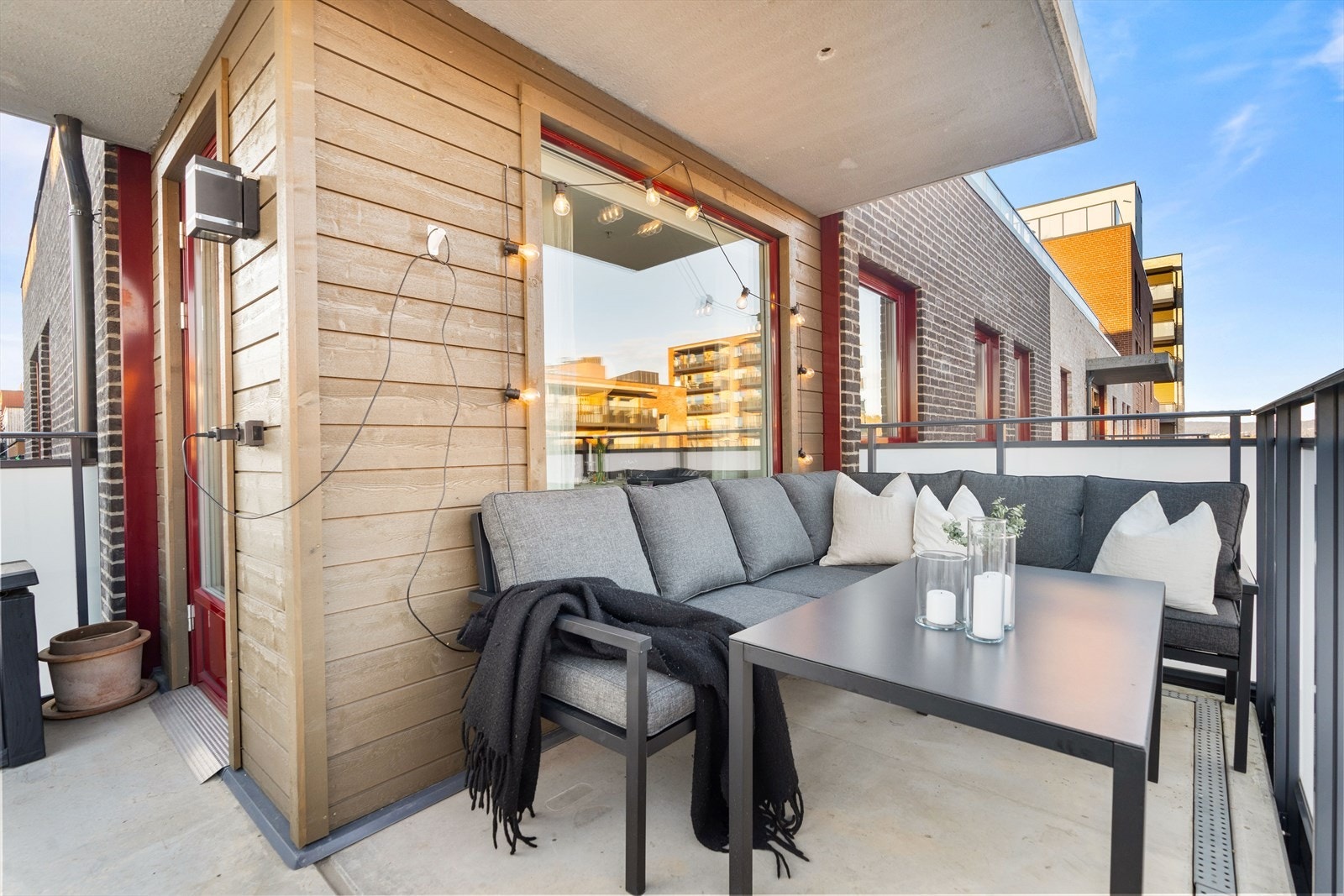 Uteplassen måler 10 m², og har god plass til utemøbler samt gass-/elektrisk grill. Galleribilde