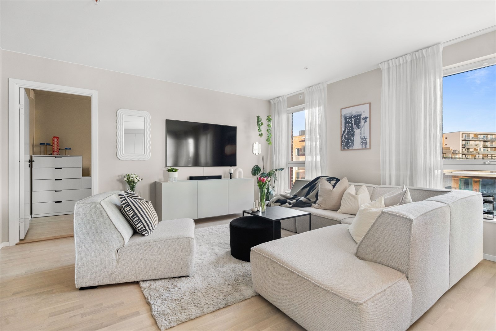Leiligheten oppvarmes via radiatorer, varmtvann og fyring er inkludert i felleskostnadene. Galleribilde