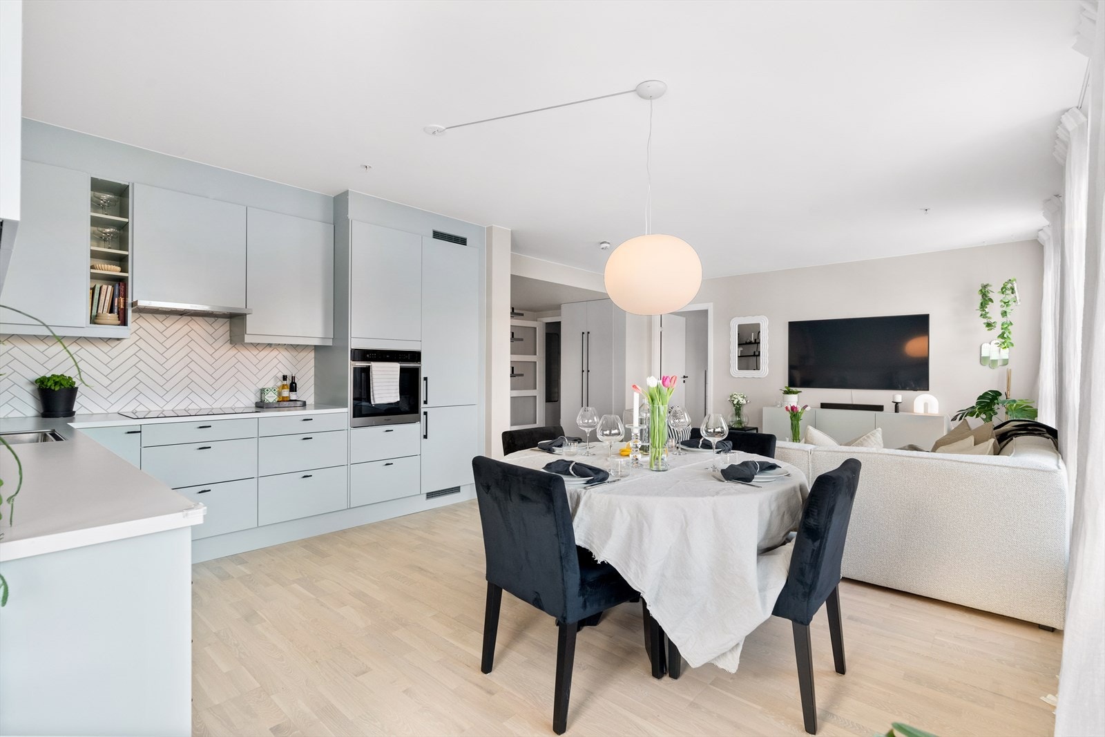 Over benkeplaten er det satt opp moderne fliser i fiskebeinsmønster, og over platetoppen er det tilkoblet ventilator. Galleribilde