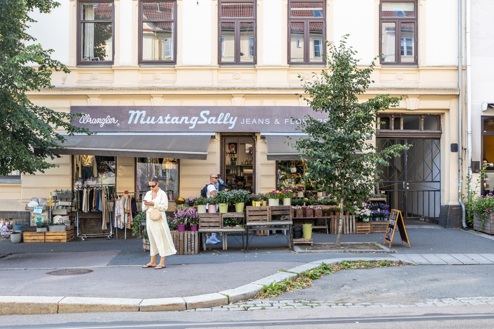 Mustang Sally - Blomsterhandel og klesbutikk. Galleribilde
