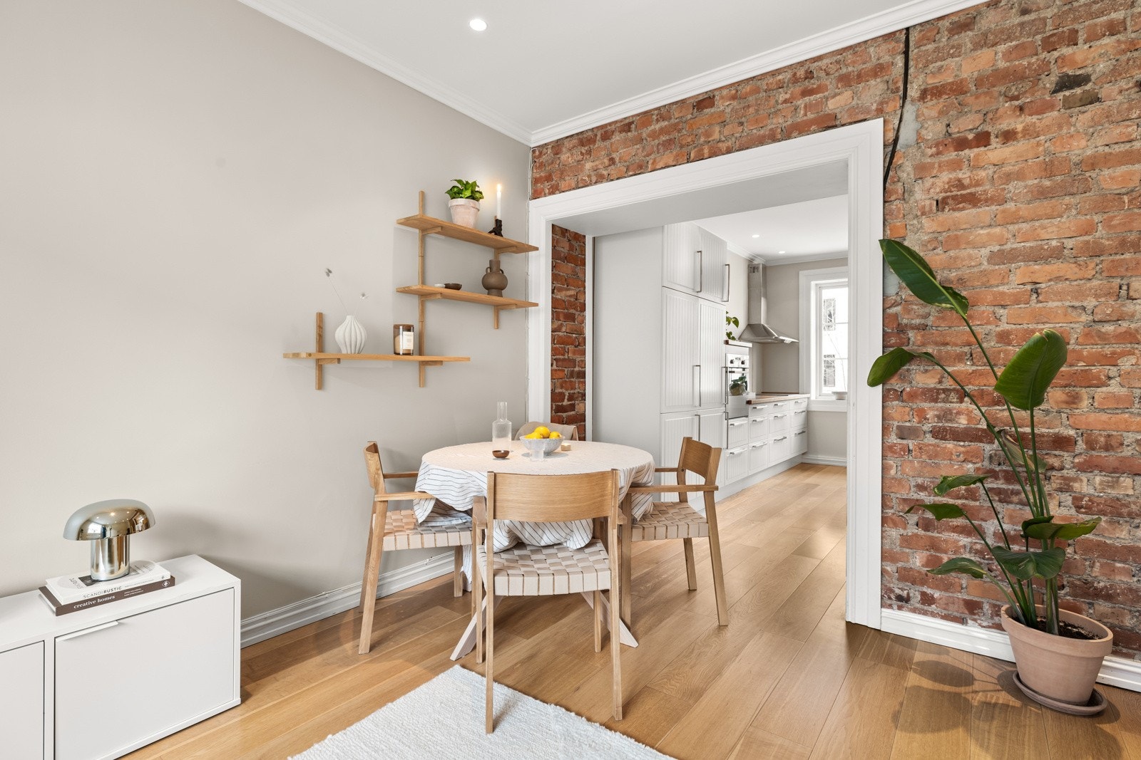 Vegg i stue med eksponert teglstein som skaper et unikt særpreg. Galleribilde