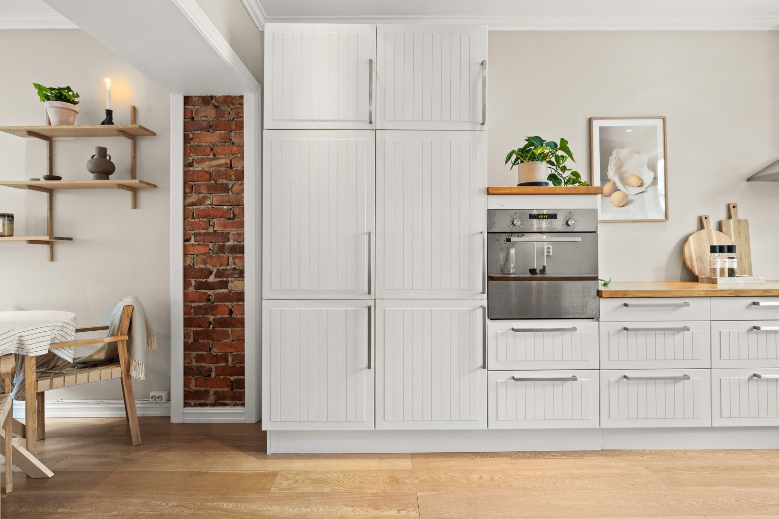 Leiligheten har en praktisk delvis åpen kjøkkenløsning mot stue. Galleribilde