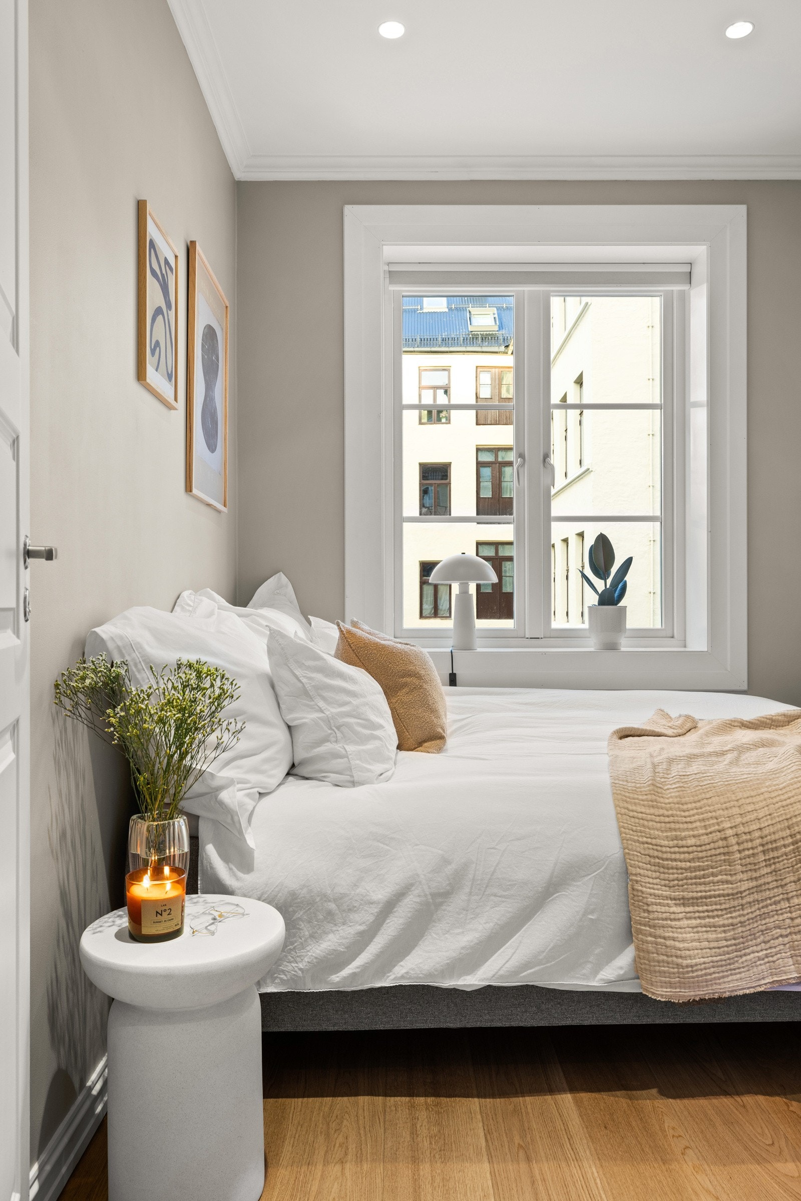 Leilighetens soverom er av god størrelse med plass til både dobbeltseng og garderobeskap. Galleribilde