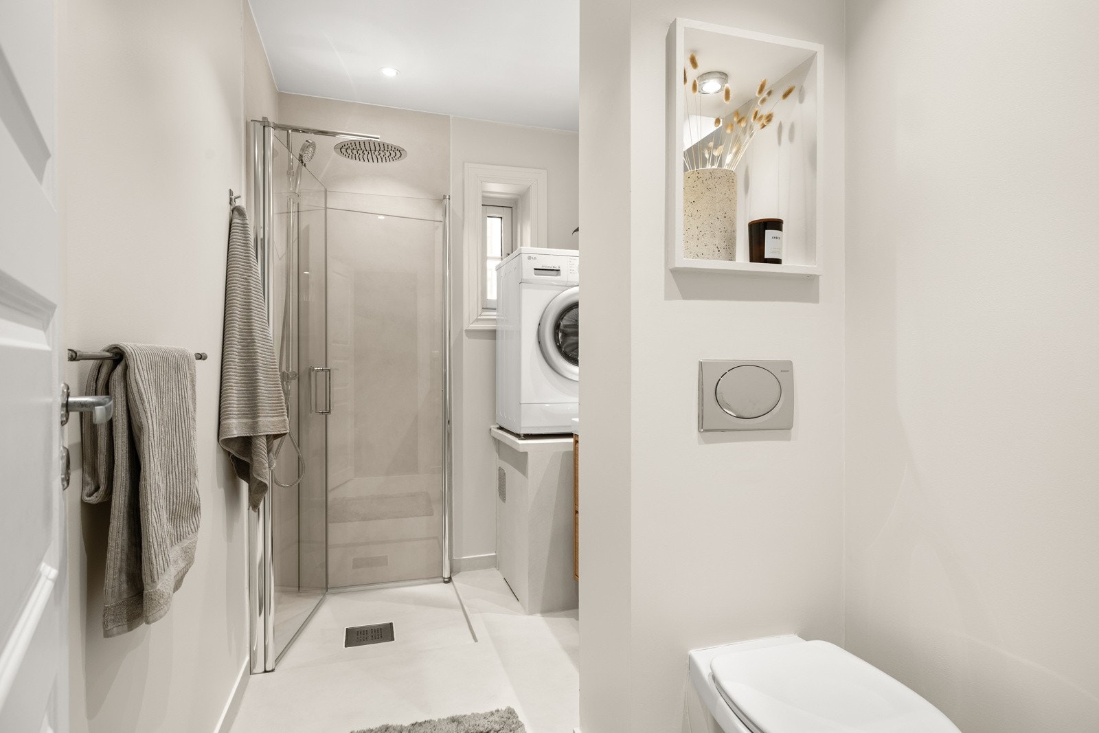 Flott baderom fra 2009, overflateoppusset i 2024. Galleribilde