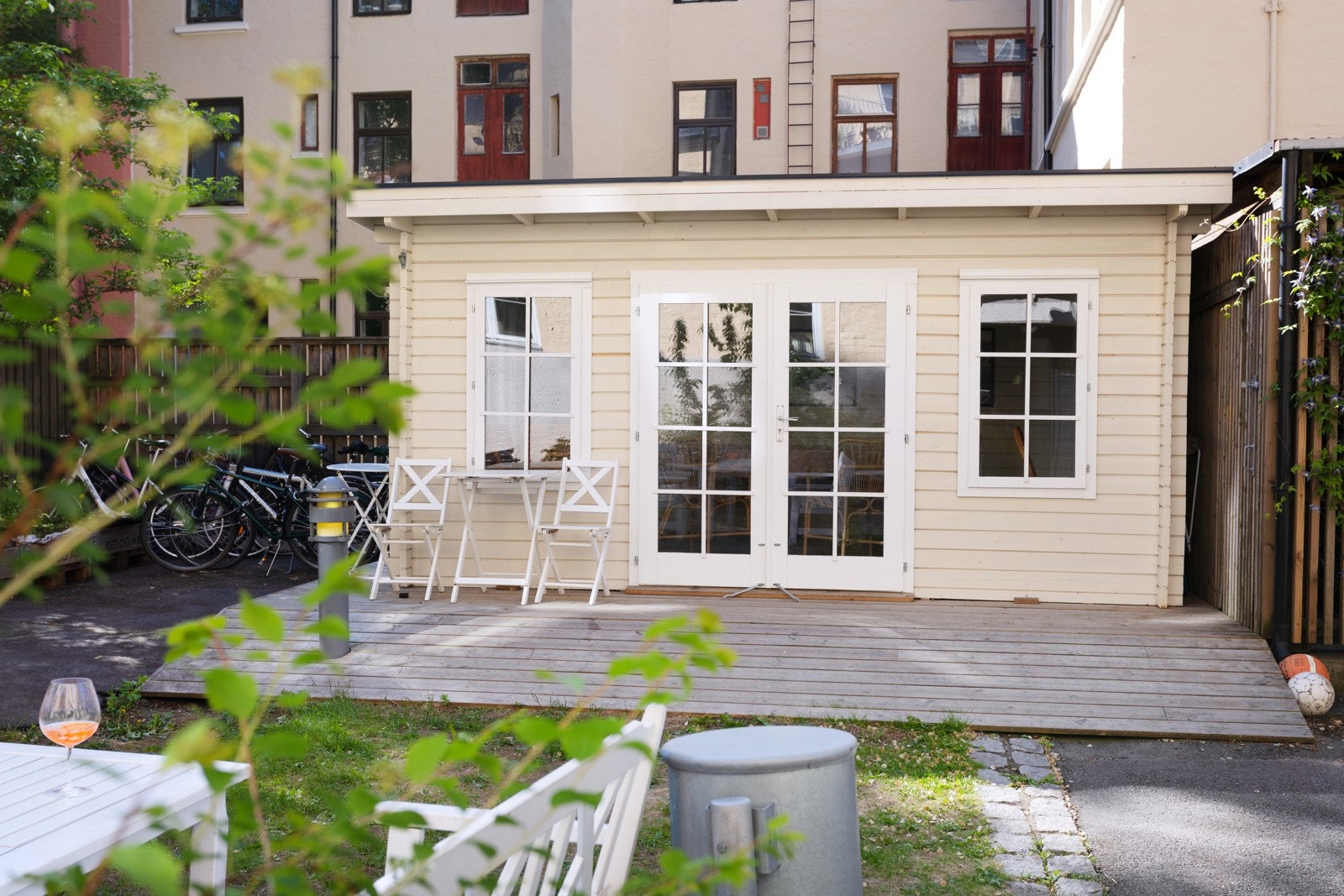 Hyggelig hagestue som alle beboere kan booke. Opparbeidet med stoler og bord. Galleribilde