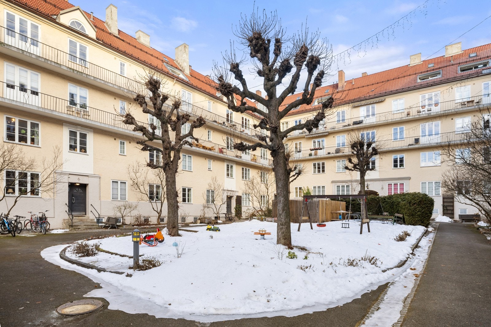 Fantastisk stor bakgård opparbeidet med masse bruksplass, sitteplass, utekjøkken og tilgangen på to griller. Galleribilde