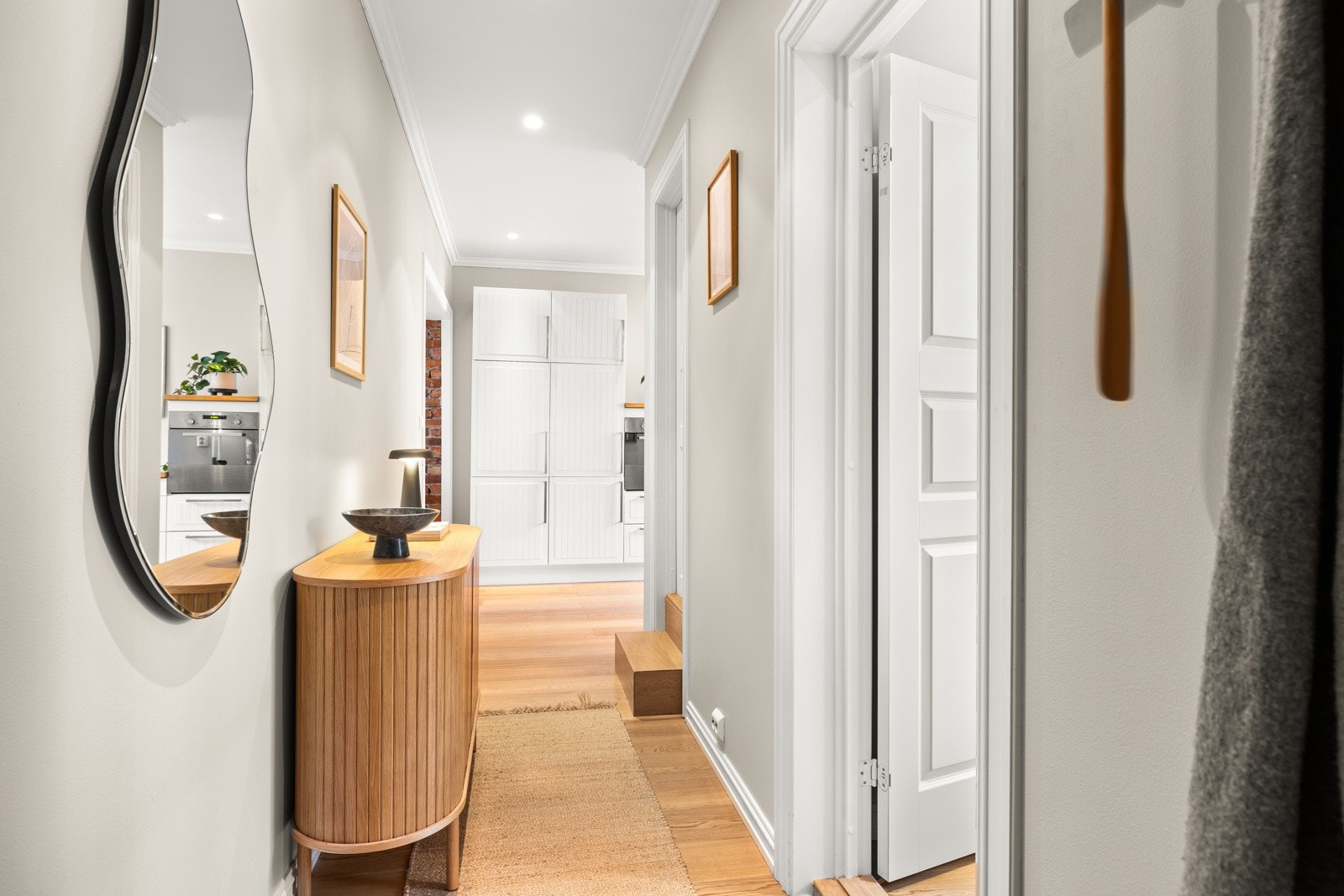 Entré/gang med innebygd et lite, praktisk oppbevaringsskap. Galleribilde