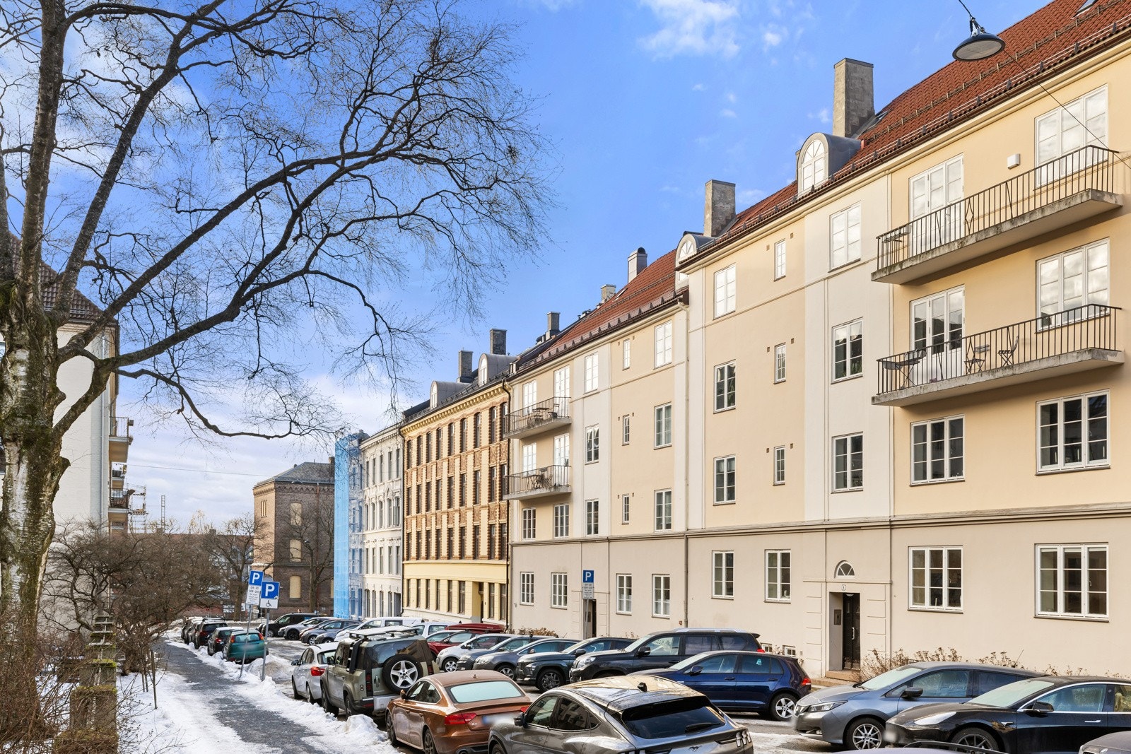 Super sentral beliggenhet, men ligger tilbaketrukket og i en stille enveiskjørt gate. Galleribilde