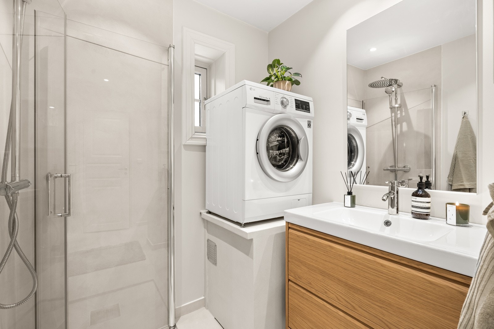 Badet er belagt med mikrosement på gulv og i dusjsone. I tillegg opplegg for vaskemaskin og tørketrommel. Galleribilde