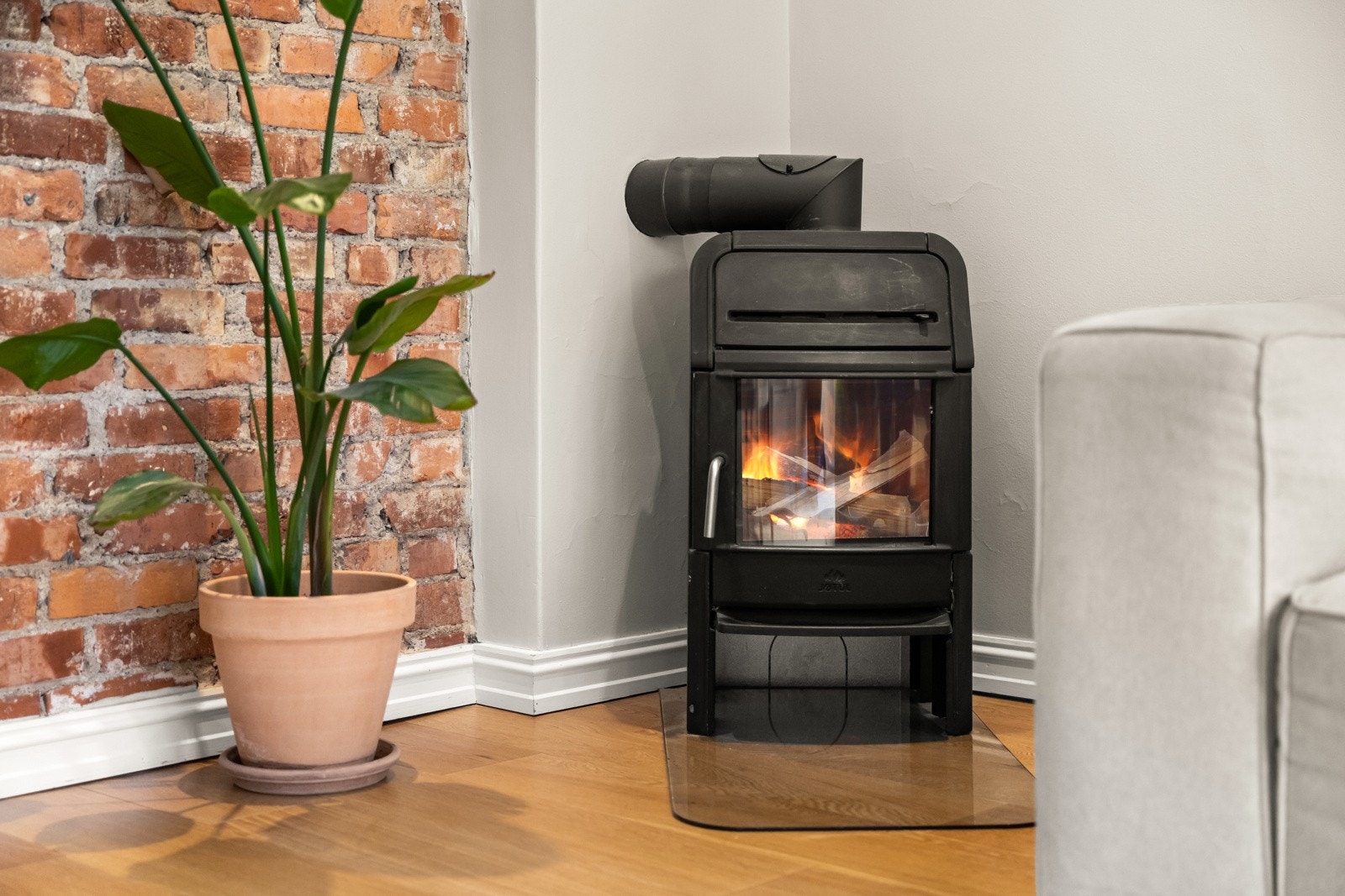 Hyggelig peis som skaper en behagelig varme på kalde vinterkvelder. Galleribilde