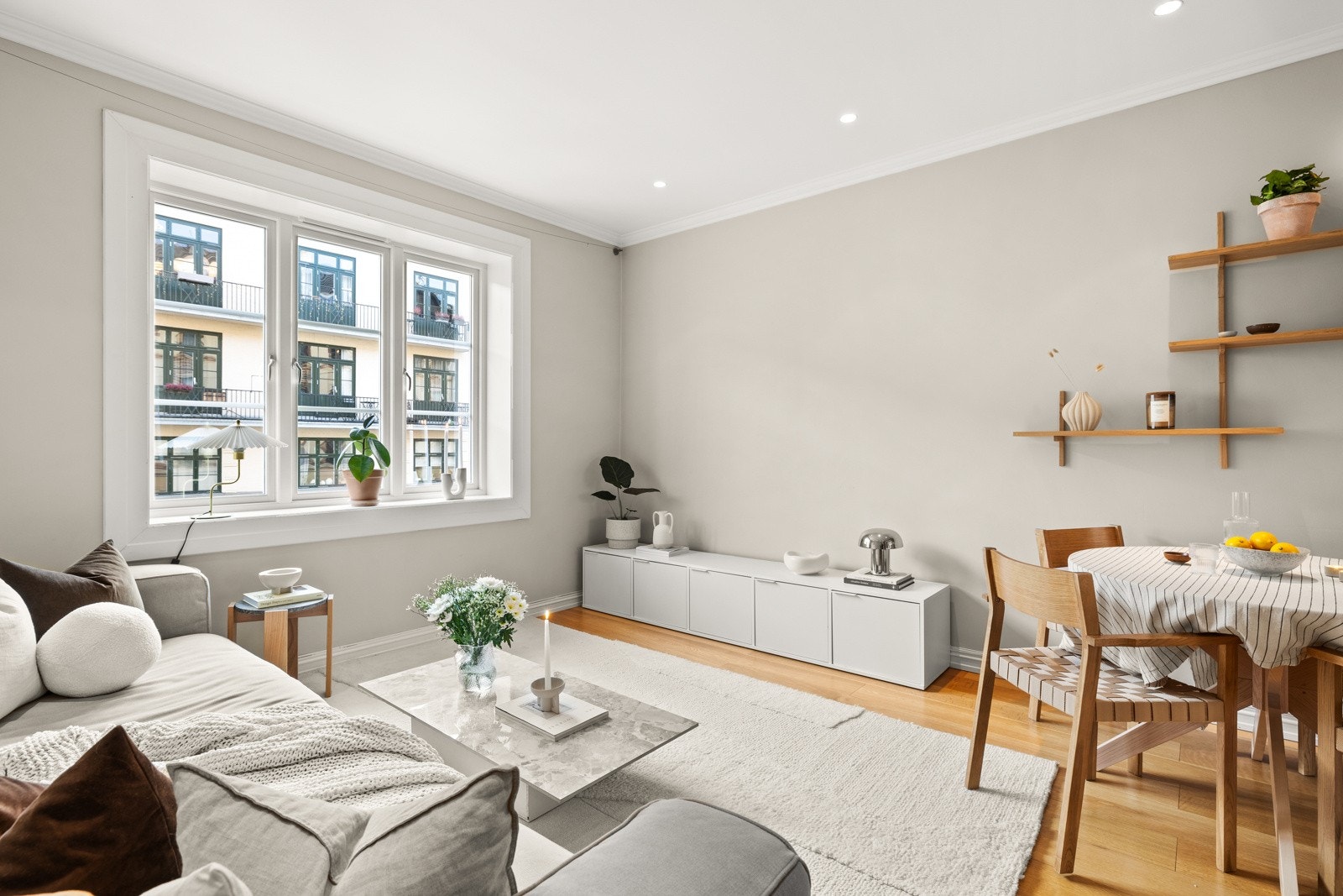 Gjennomgående og klassisk 2-roms Torshovsleilighet med peis, store vindusflater og praktisk planløsning. Galleribilde