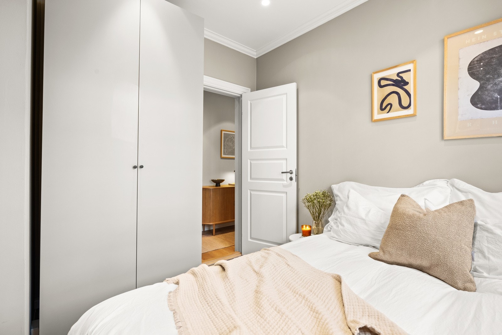 Soverommet har garderobeskap som sørger for klesoppbevaring. Galleribilde