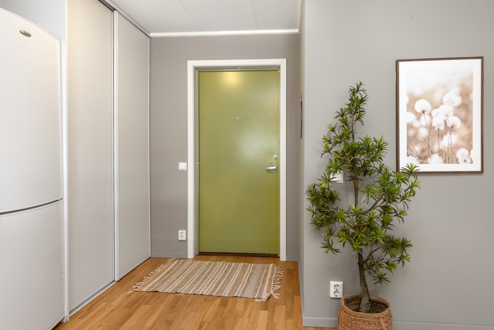 Entré med dobbel skyvedørsgarderobe Galleribilde