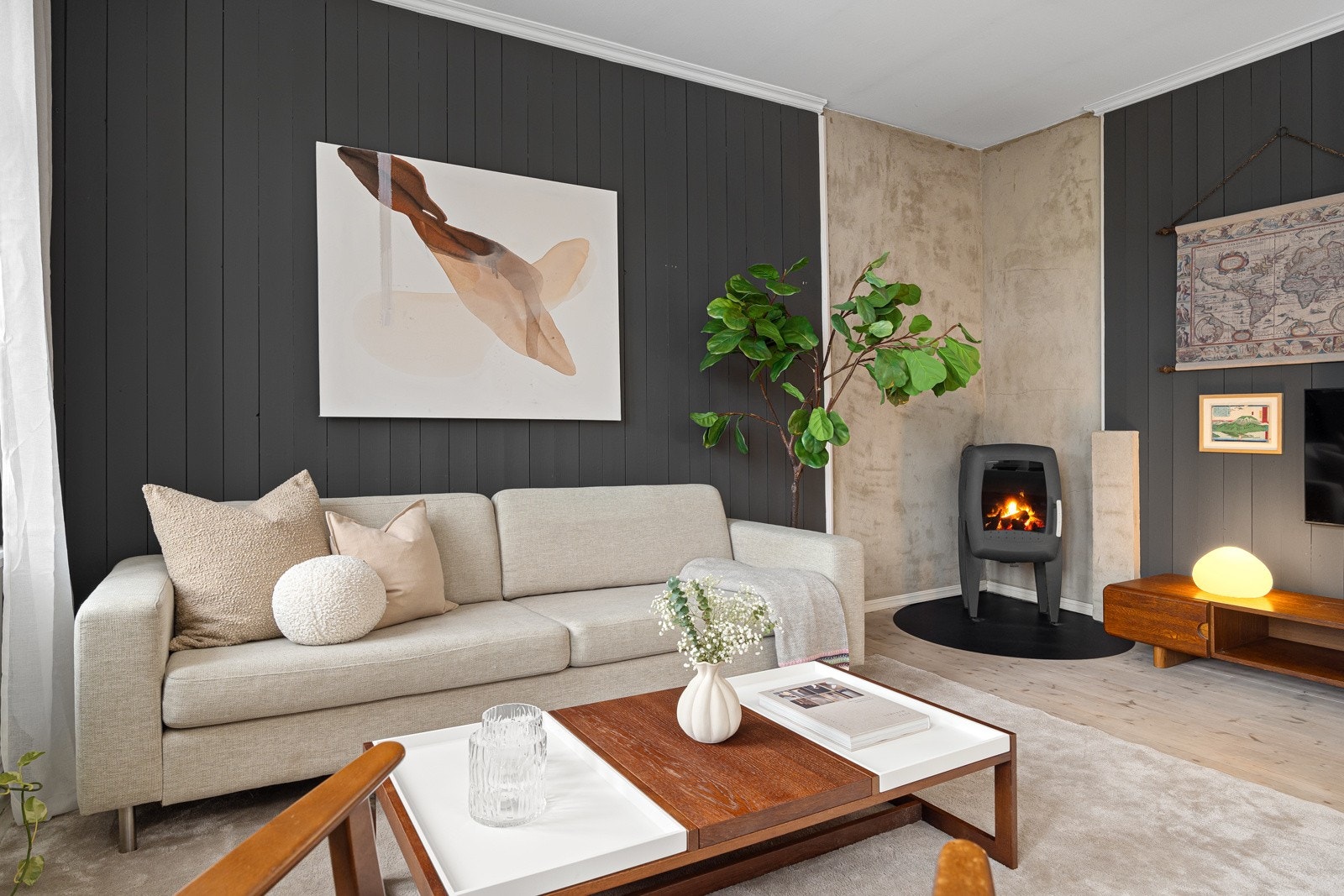 Flotte møbleringsmuligheter med god plass til sofaseksjon og tilhørende møblement. Galleribilde