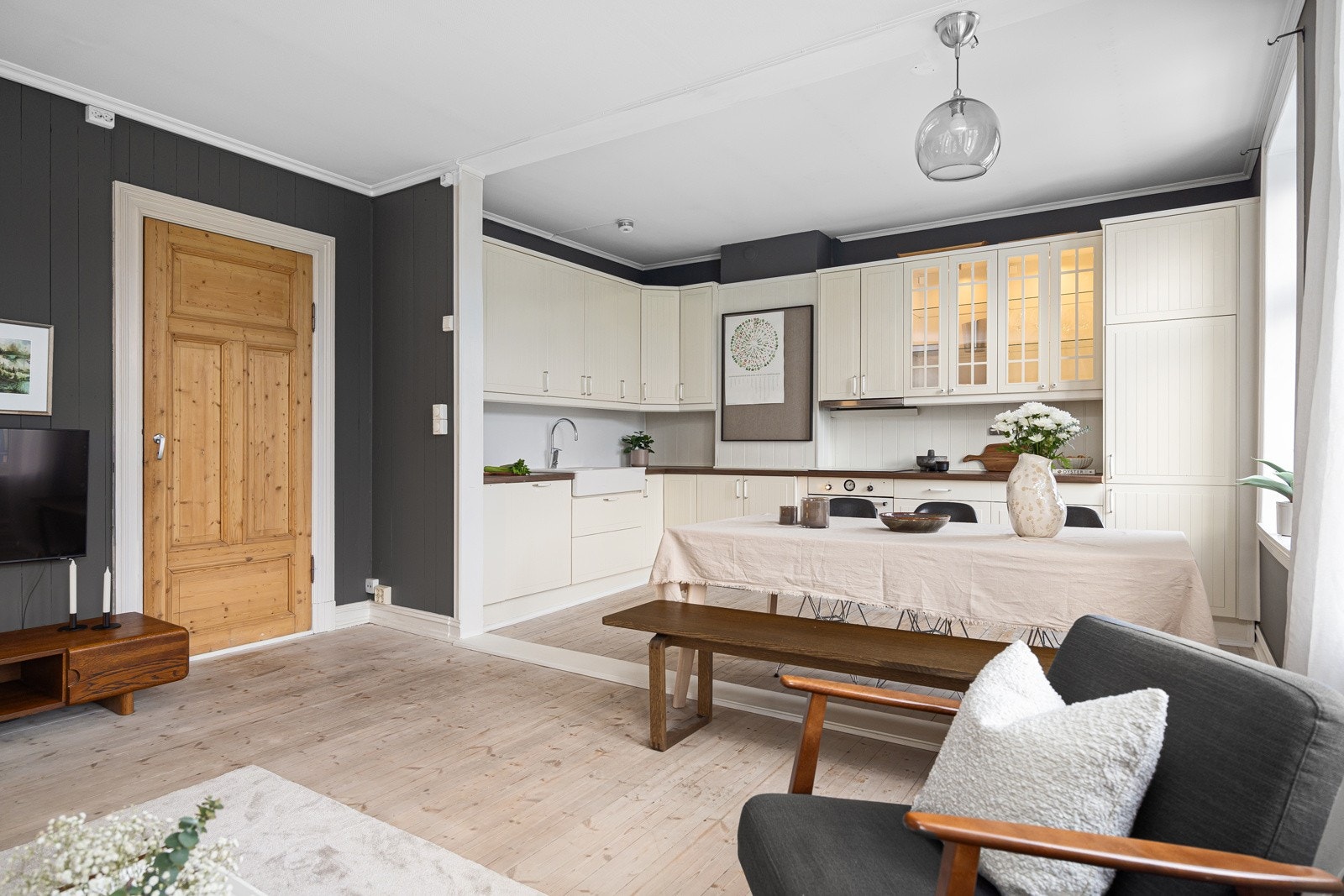 Stue og kjøkken har flott, originalt tregulv. Galleribilde