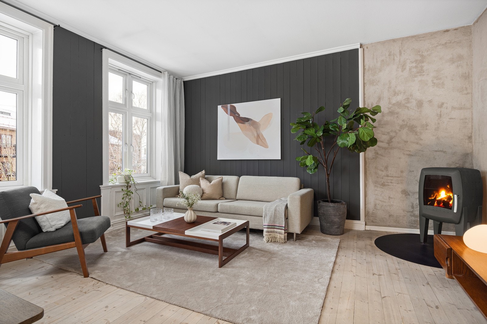 Boligen er beliggende i byggets 4. etasje og har store vinduer, samt en takhøyde som gir god romfølelse. Galleribilde