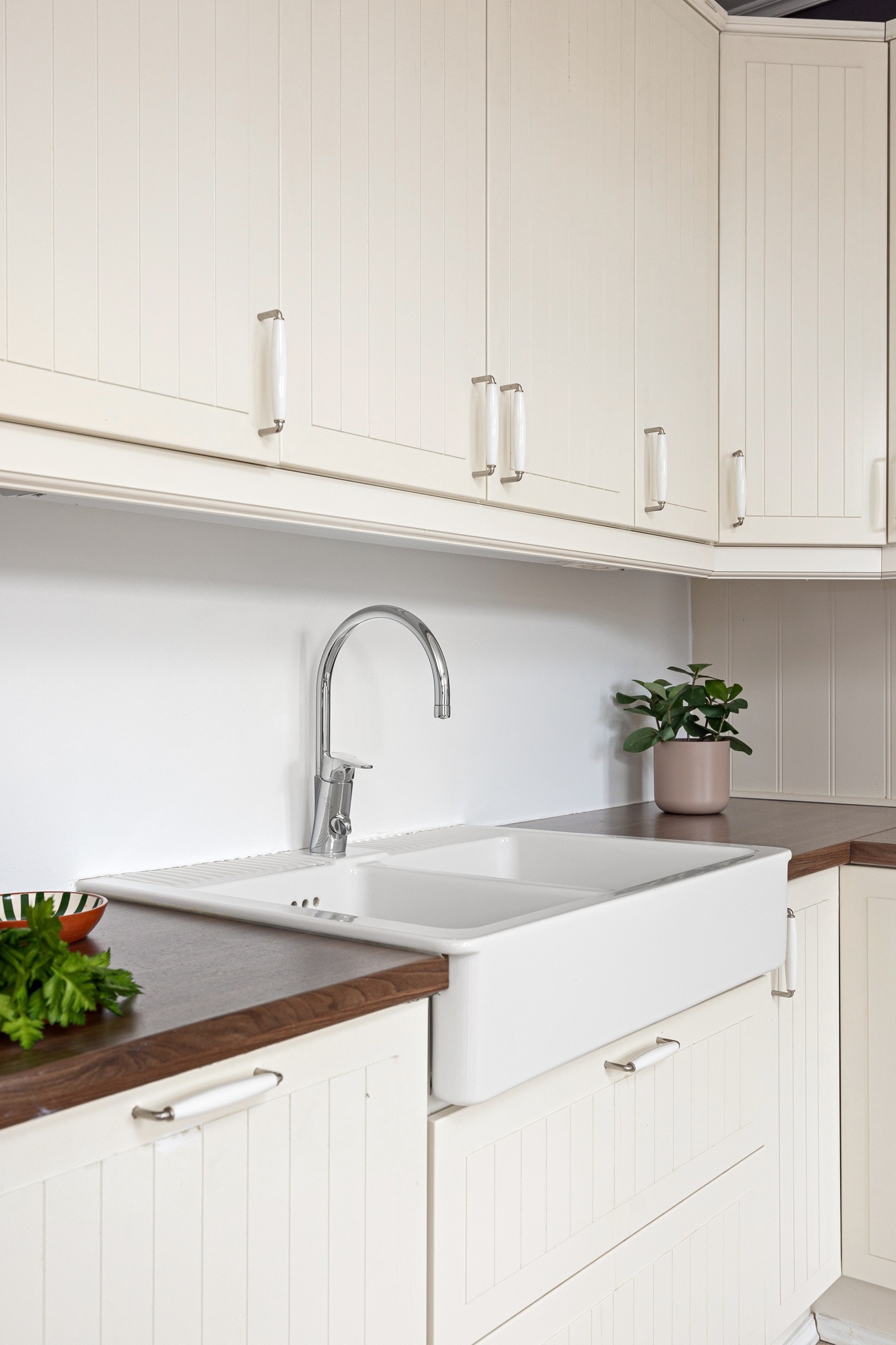 Innredning fra 2010 med profilerte fronter og benkeplater av heltre. Nedfelt oppvaskkum med ett-greps armatur. Galleribilde