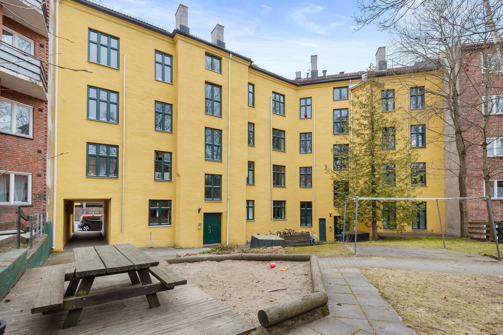 Sittegrupper for beboerne, samt gangstier og gressplen. Galleribilde