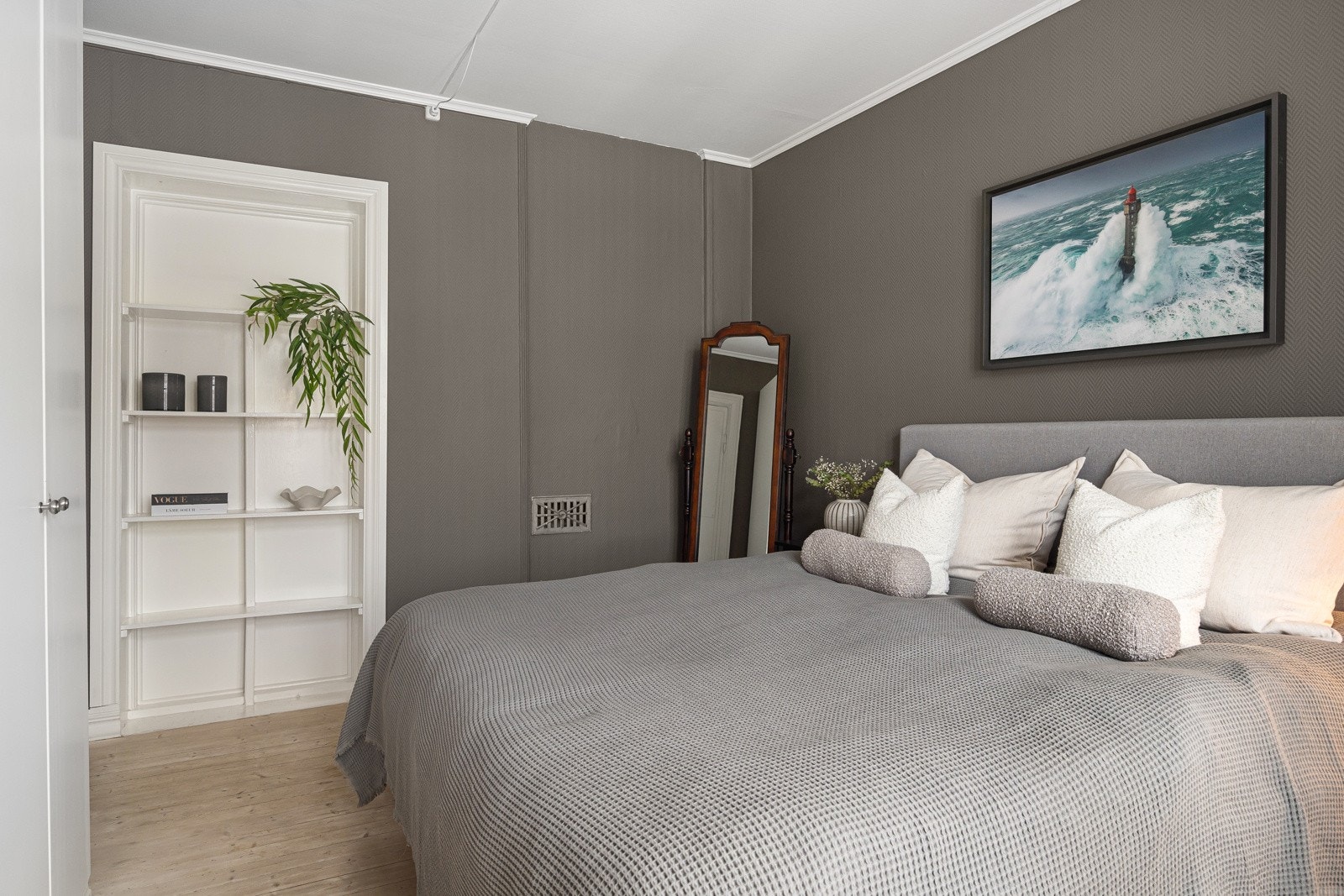 Rommet har ellers en stor garderobeløsning som medfølger. Galleribilde