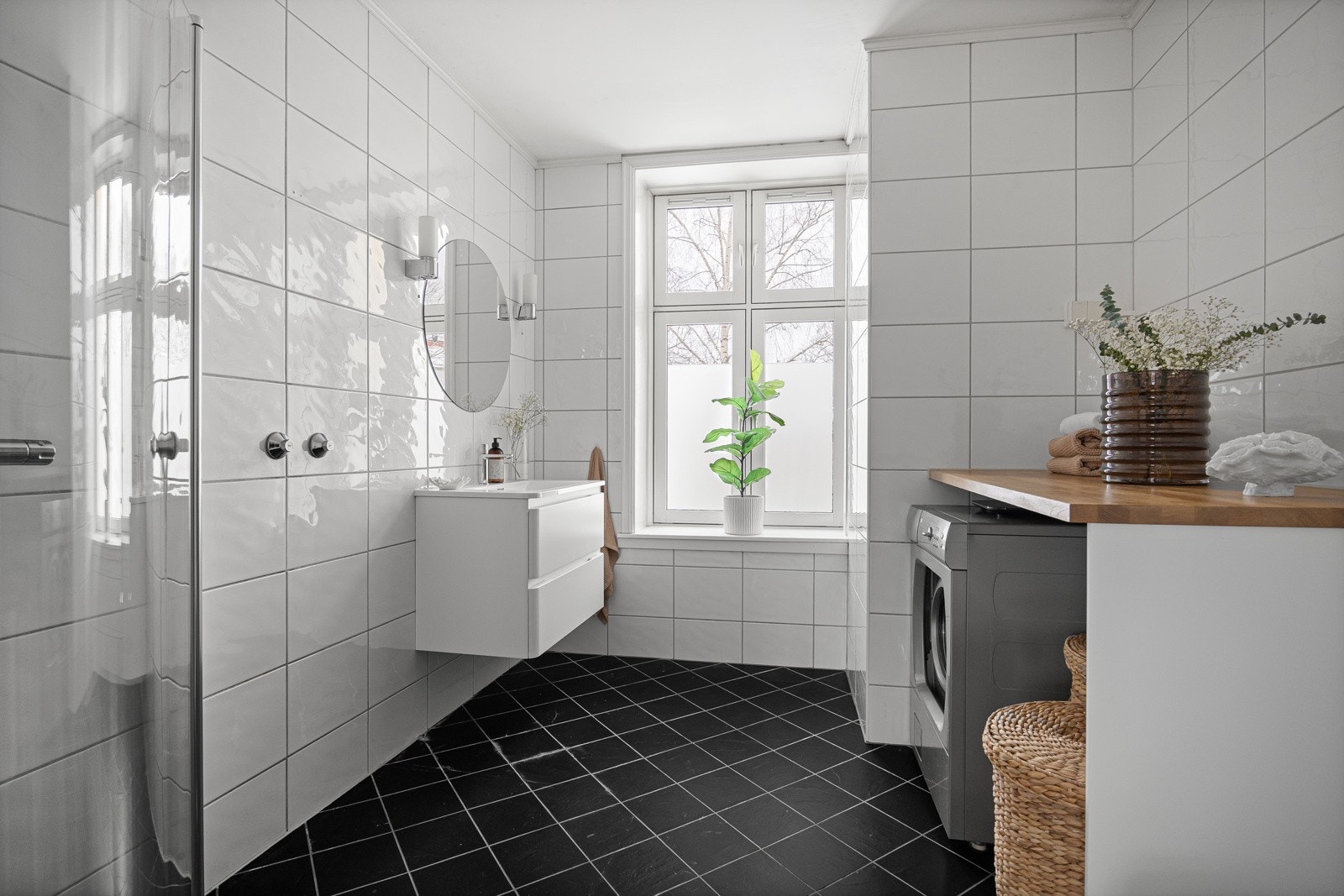 Svært romslig baderom pusset opp i 2010. Galleribilde