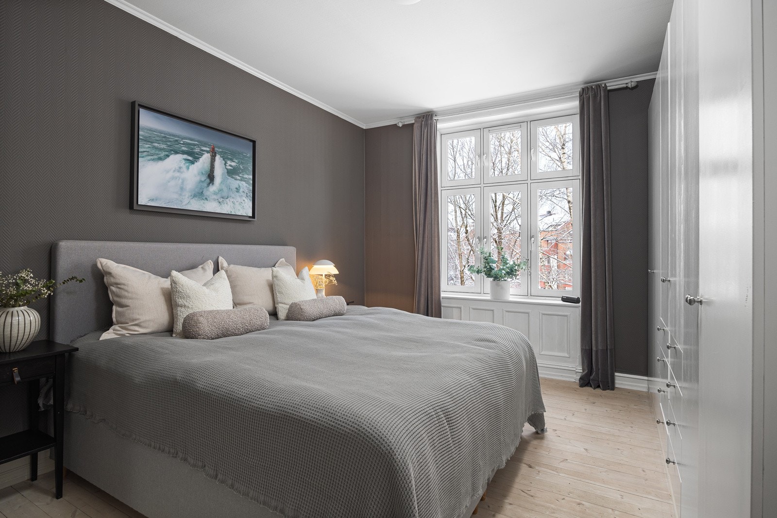 Romslig og svært innbydende soverom med god plass til dobbeltseng og nattbord. Galleribilde