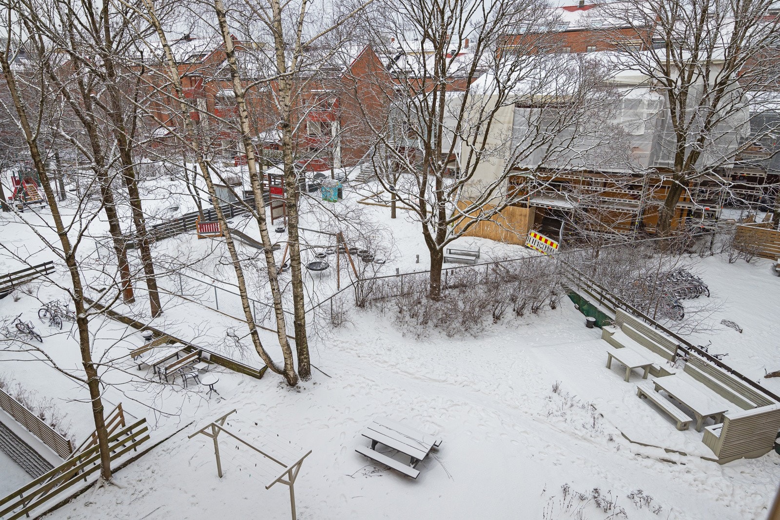 Utsikt mot indre gårdsrom fra soverommet. Galleribilde