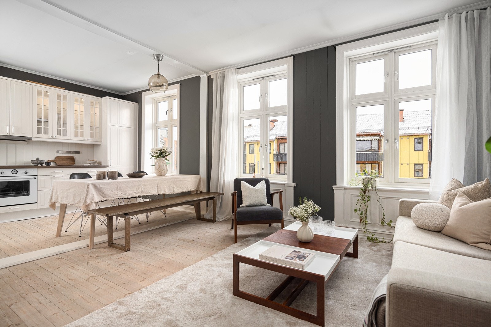 Rikelig med plass til større spisebord for hyggelig sammenkomster. Galleribilde