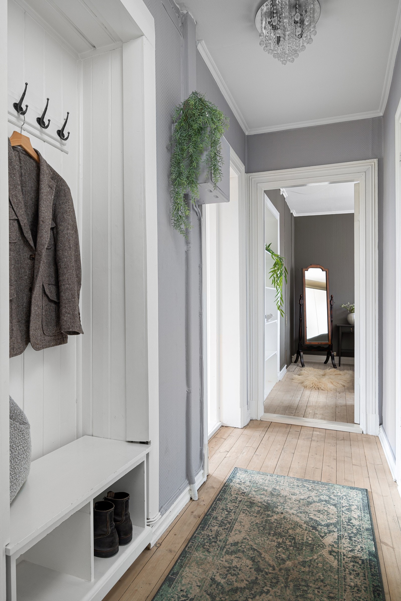 Lys og romslig entré med god plass til oppbevaring av yttertøy og sko. Galleribilde
