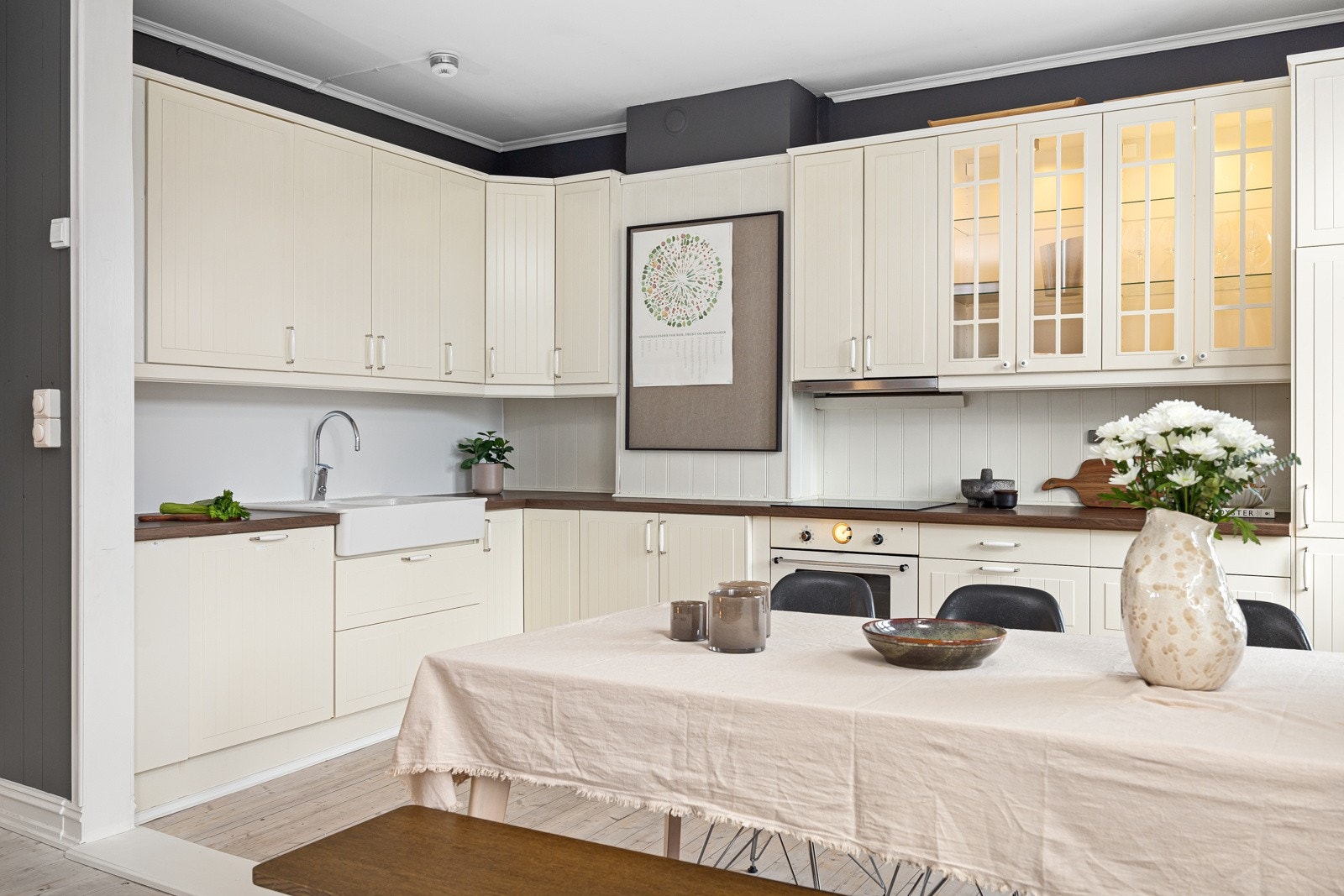 Kjøkken med åpen løsning mot stue. Galleribilde