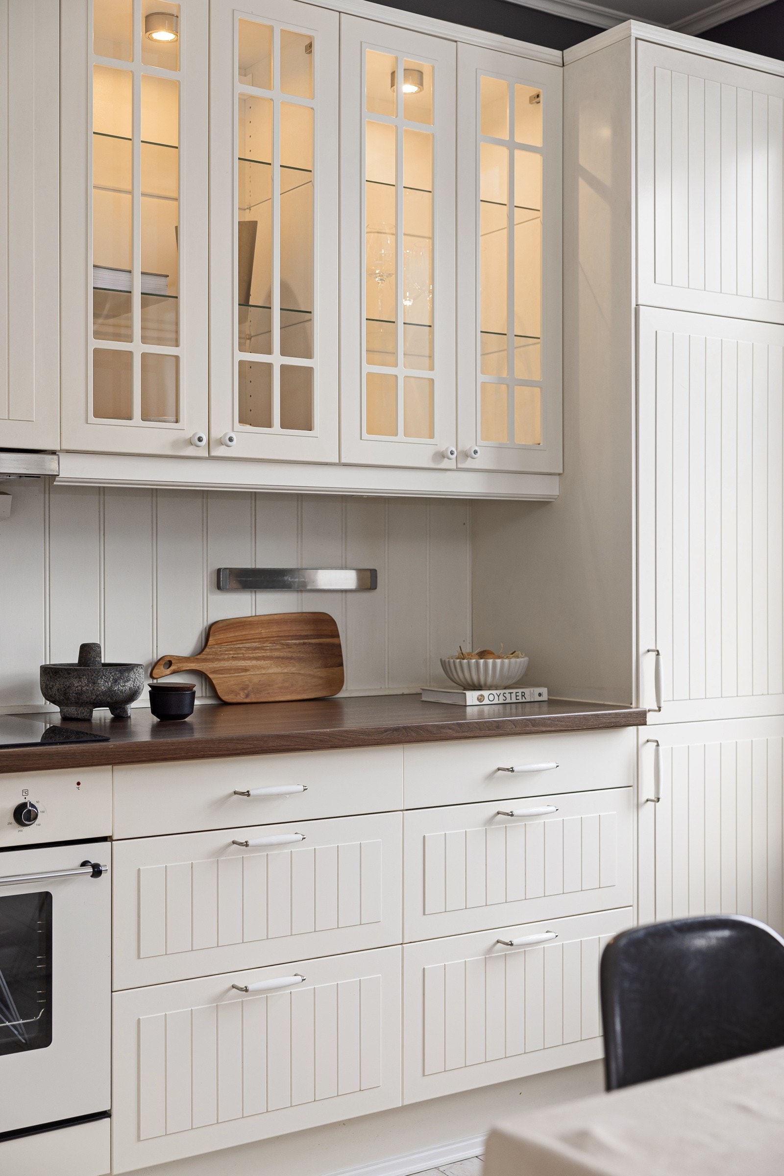 Benkeskapsbelysning og stikkontakter under overskap. Integrert kjøleskap, oppvaskmaskin og stekeovn. Nedfelt platetopp. Galleribilde