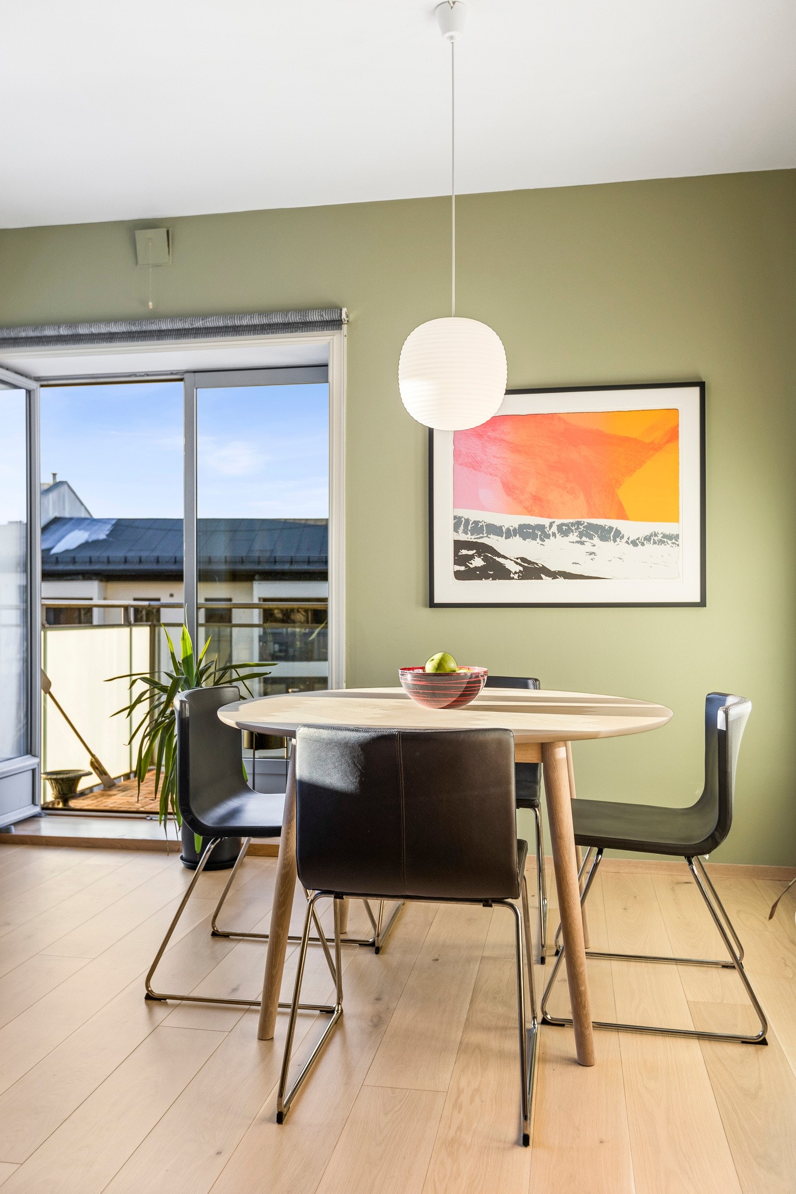 Lysinnslippet sammen med den gode takhøyden på ca. 2,65 meter bidrar til en god og luftig romfølelse. Galleribilde