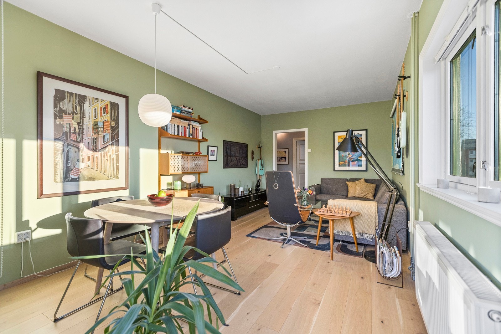 Stuen er romslig med god plass til både sofagruppe med salongbord, mediemøblement og et spisebord. Galleribilde