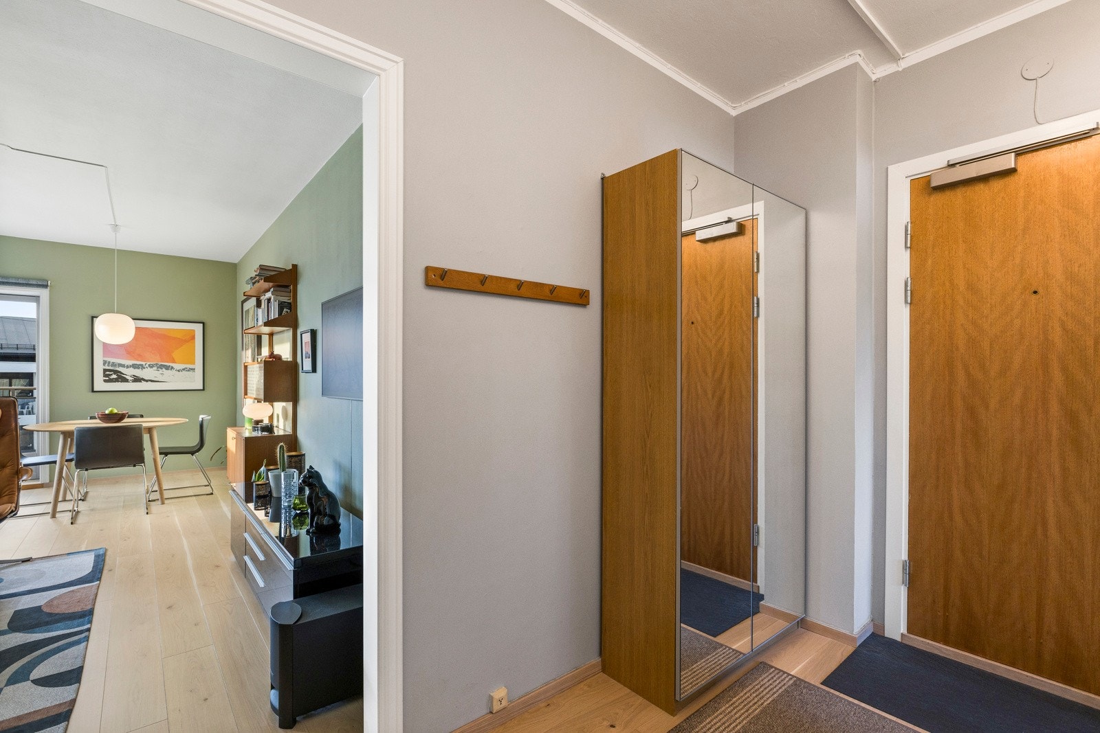 I entréen har du plass til oppheng av yttertøy og lagringsplass i garderobeskap. Galleribilde