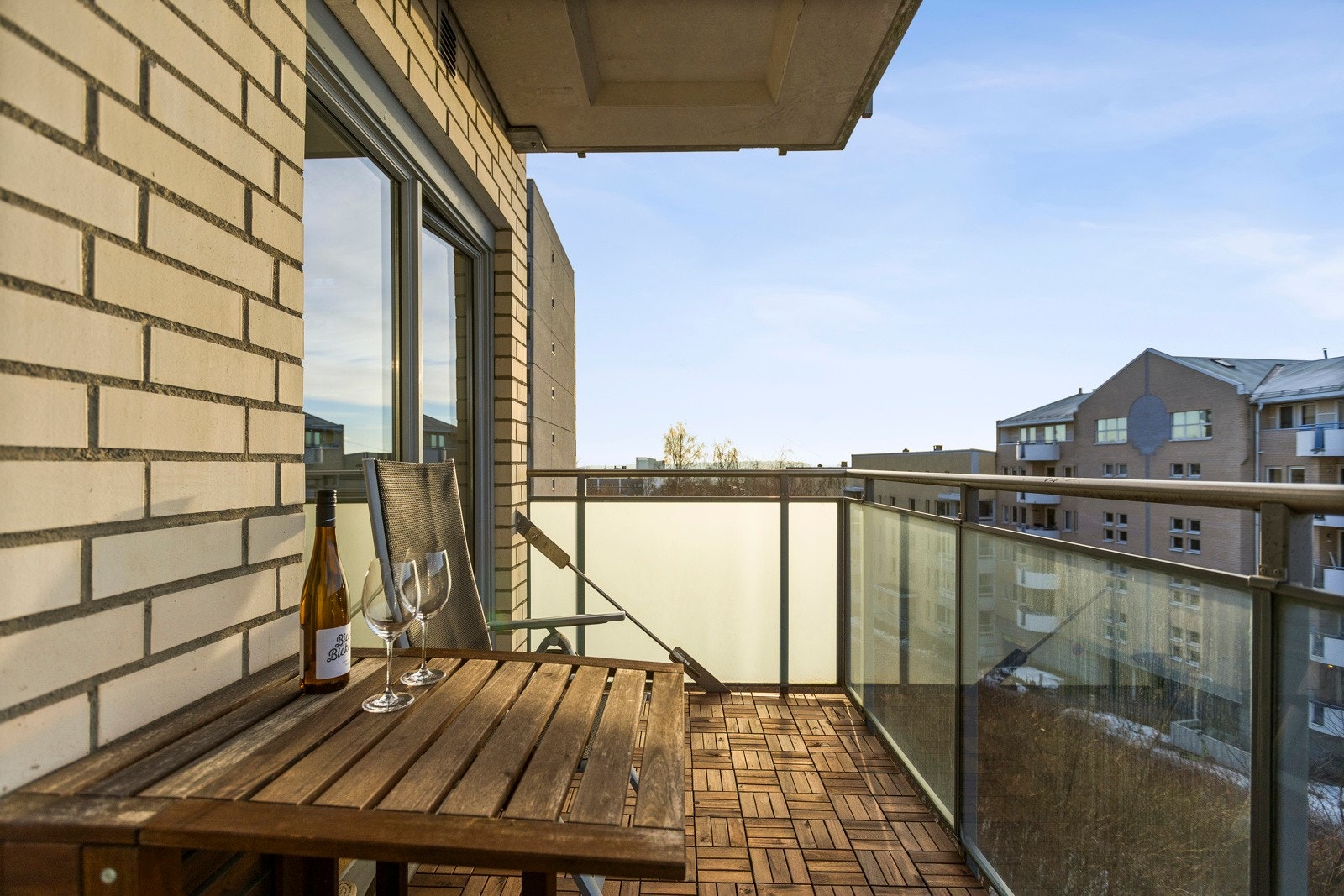 Her er det meget gode solforhold fra ca. klokken 14 - 21.30 på sommerstid. Galleribilde