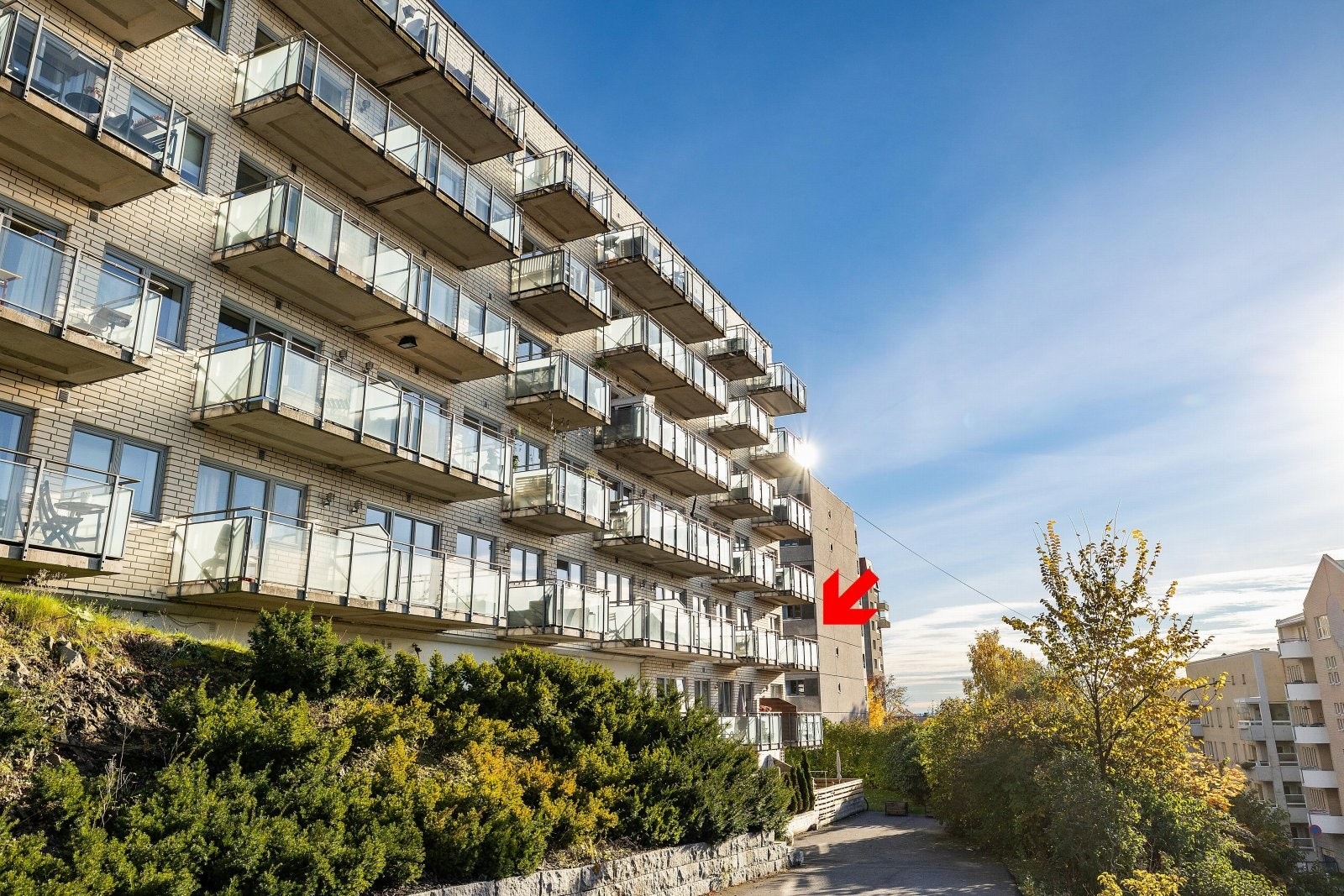 Fasade mot vest. Leiligheten ligger i 3.etasje på denne siden av blokken med to leiligheter under. Galleribilde