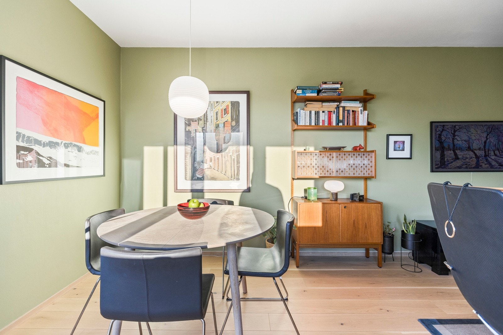 Stuen er det naturlige oppholdsrommet i leiligheten, og er et stort, lyst og fint rom. Galleribilde