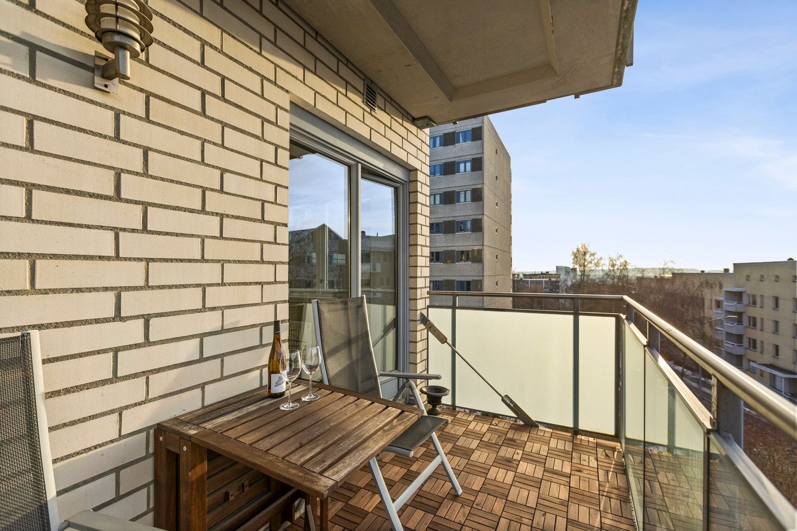 Balkongen var ny i 2007 og har god standard med rekkverk av glass og betongdekke med treheller på gulv. Galleribilde