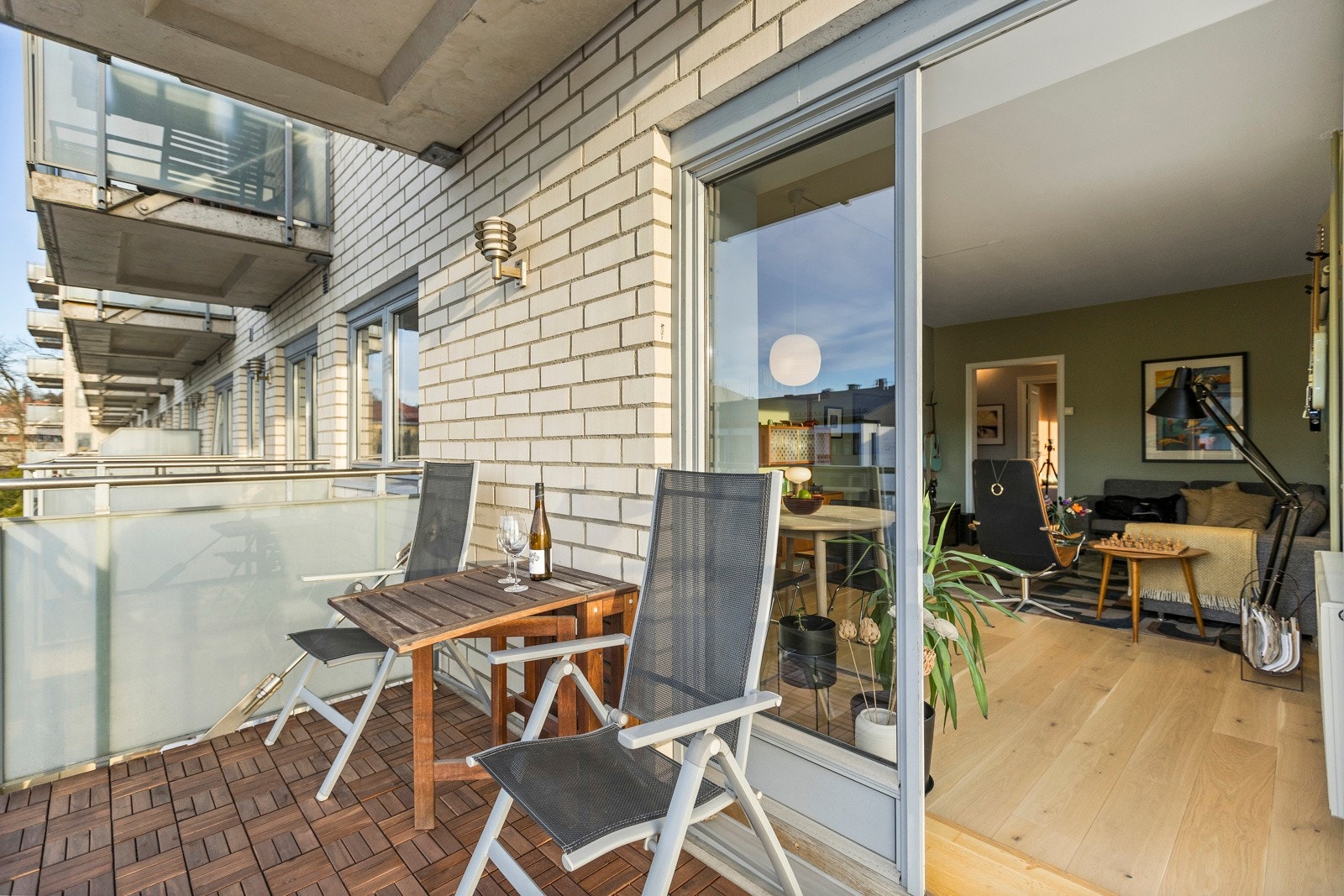 Fra stuen har du doble dører ut til en flott og solrik vestvendt balkong på ca. 5 m². Galleribilde