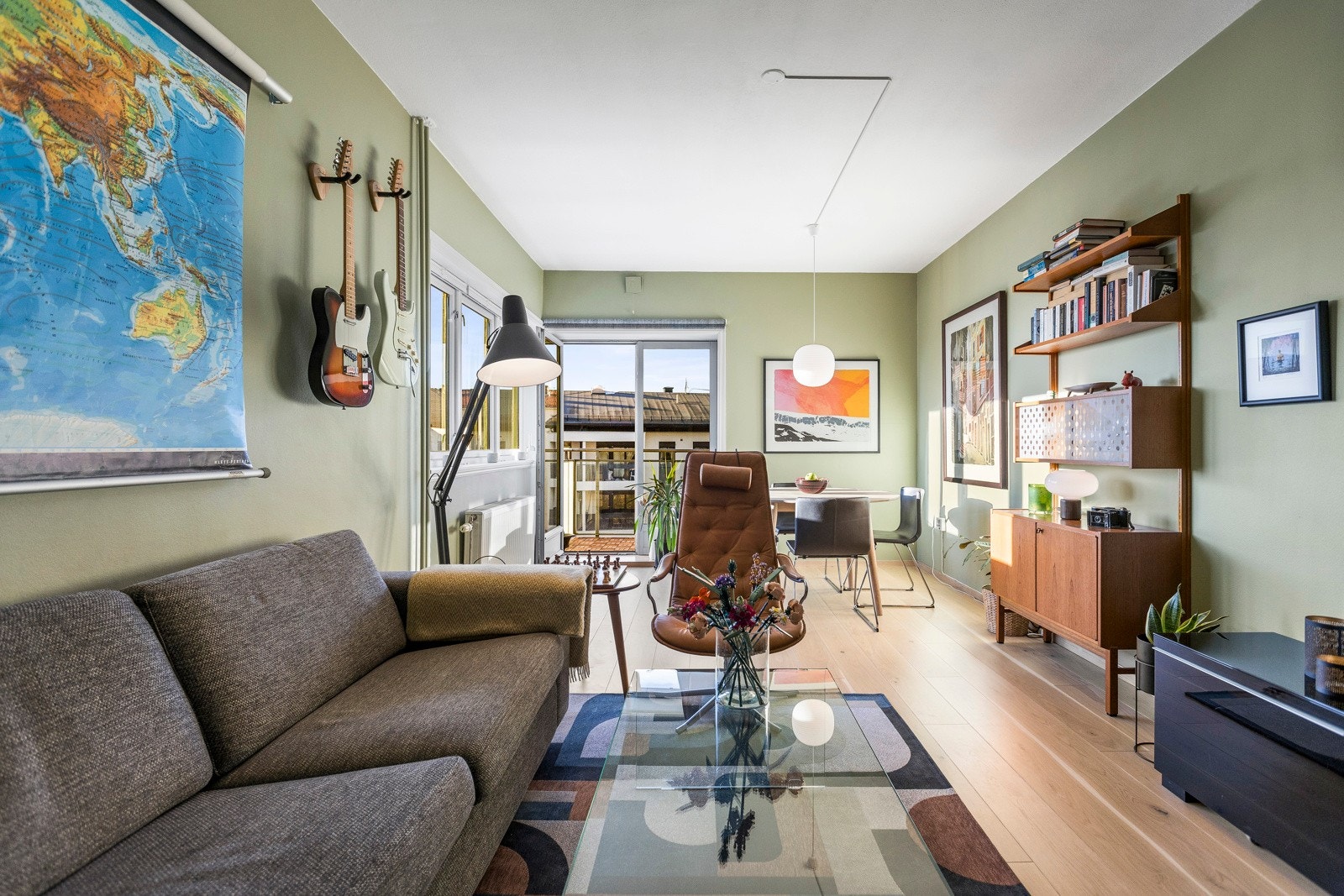 God standard med enstavs parkett på gulv og glatte overflater malt i en lys og flott farge. Galleribilde