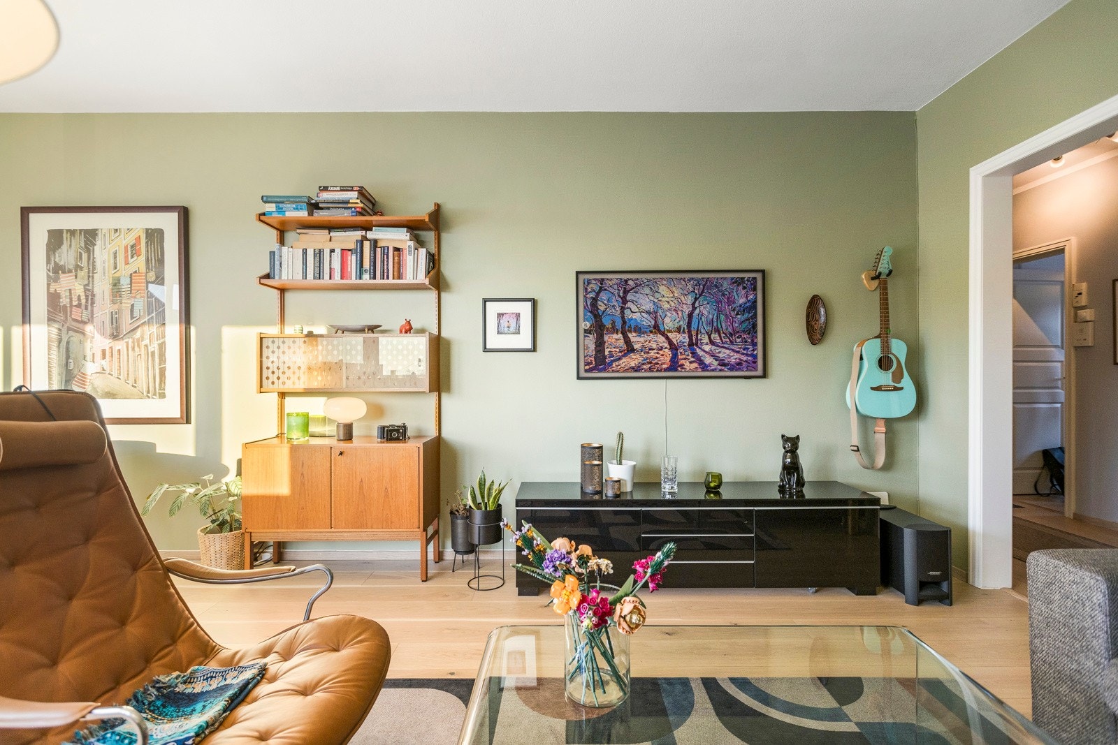 Leiligheten holdes god og lun på vinterstid med bergvarme til radiatorer. Galleribilde