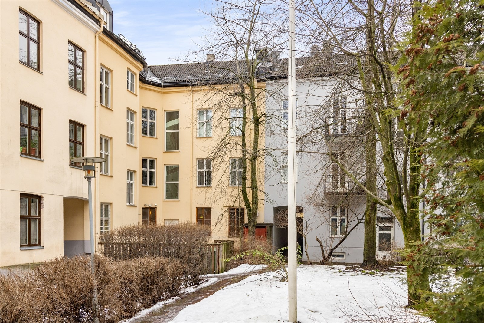 Bakgård. Galleribilde