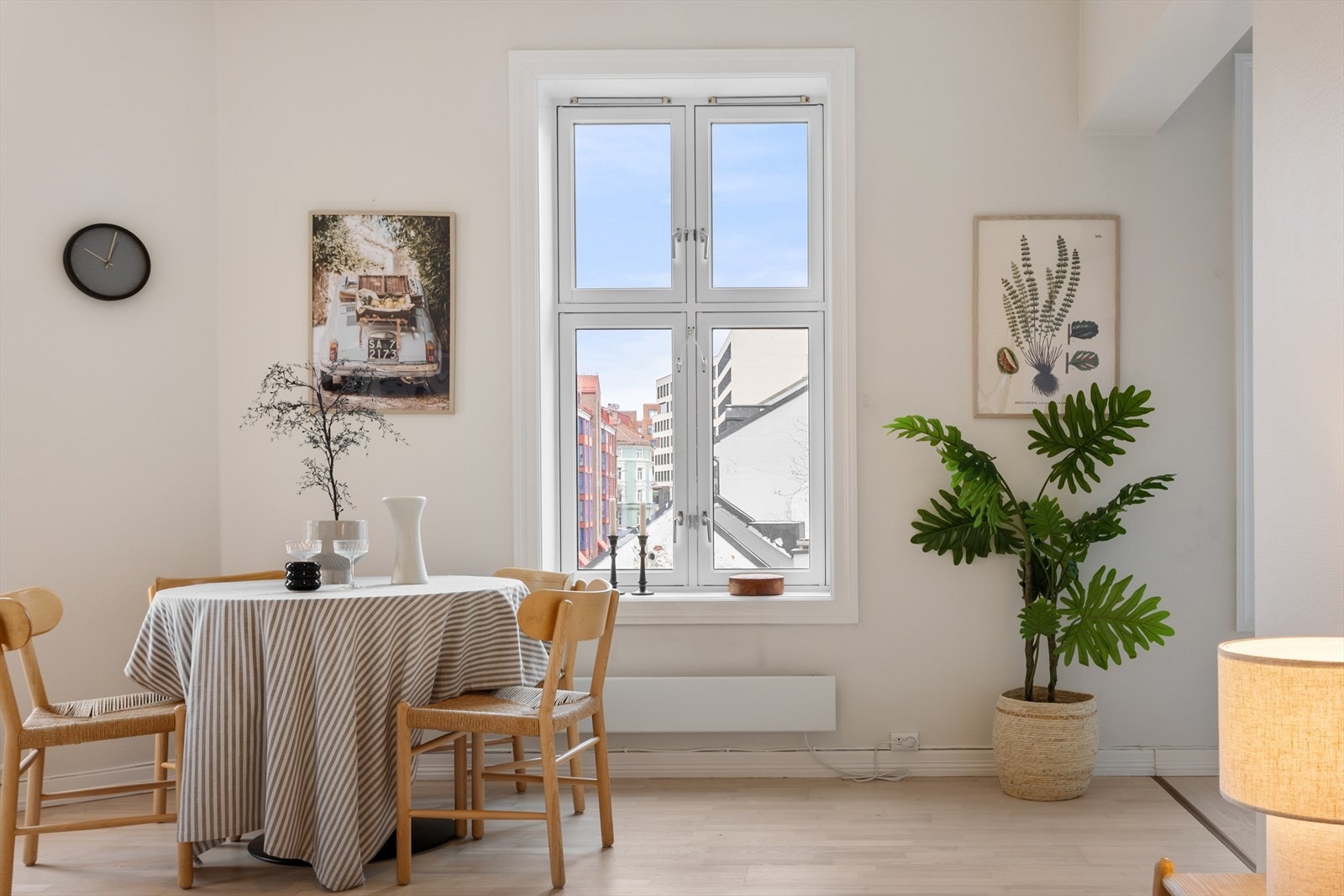 Planløsningen er gjennomgående og oppleves luftig med god takhøyde. Galleribilde