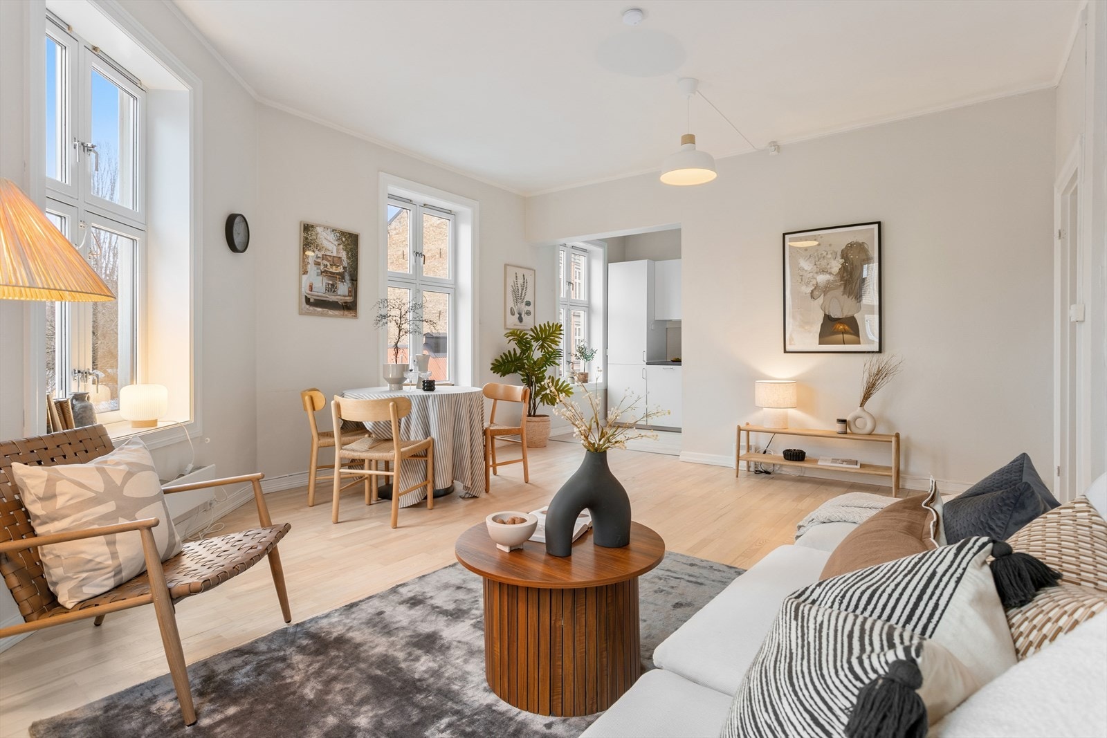 Leiligheten ligger flott til på hjørnet med store vinduer som slipper inn rikelig med naturlig lys. Galleribilde