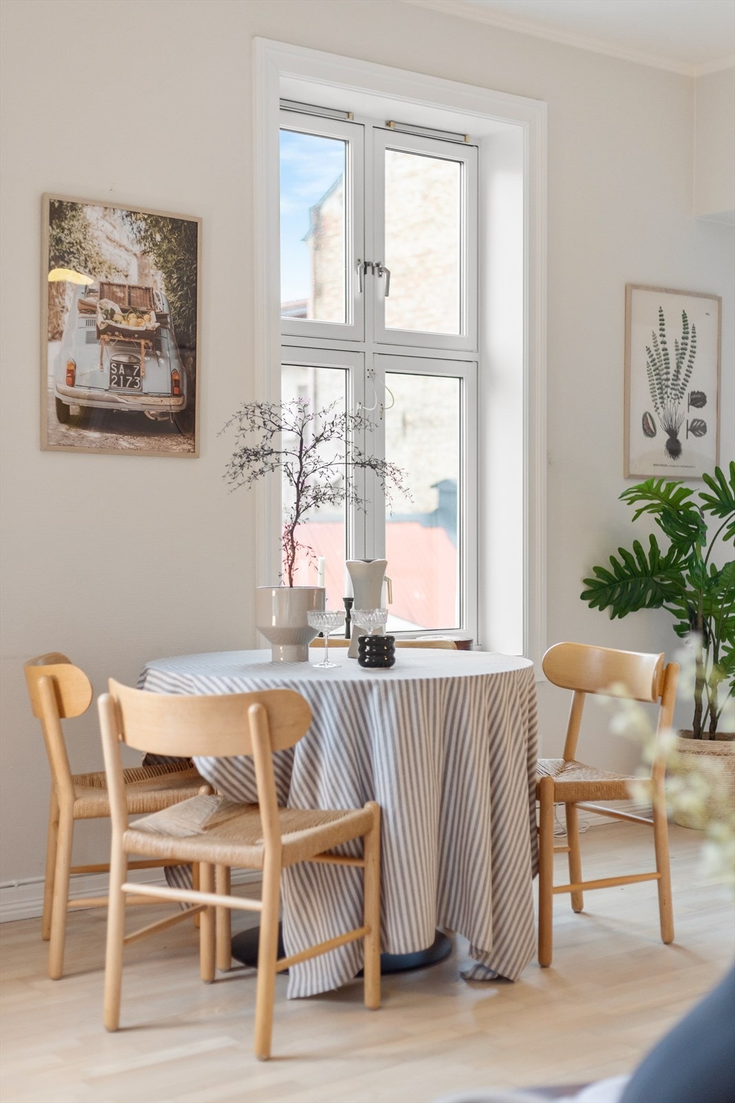 Koselig spiseplass ved vinduet. Galleribilde