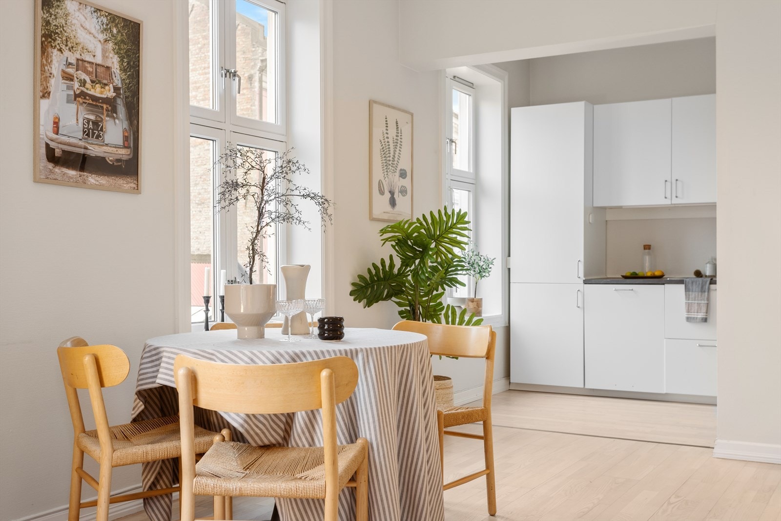 Naturlig plass til spisebord mellom kjøkken og stue. Galleribilde