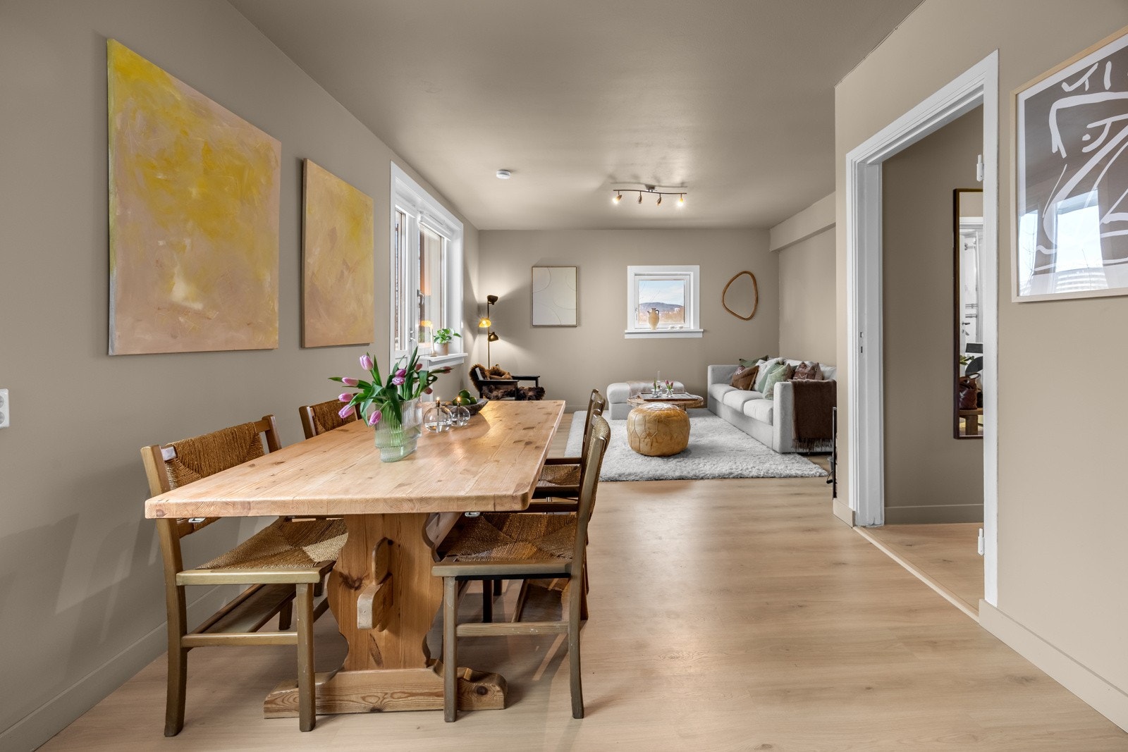 Gulvet ble lagt med en flott laminat i 2024. Galleribilde