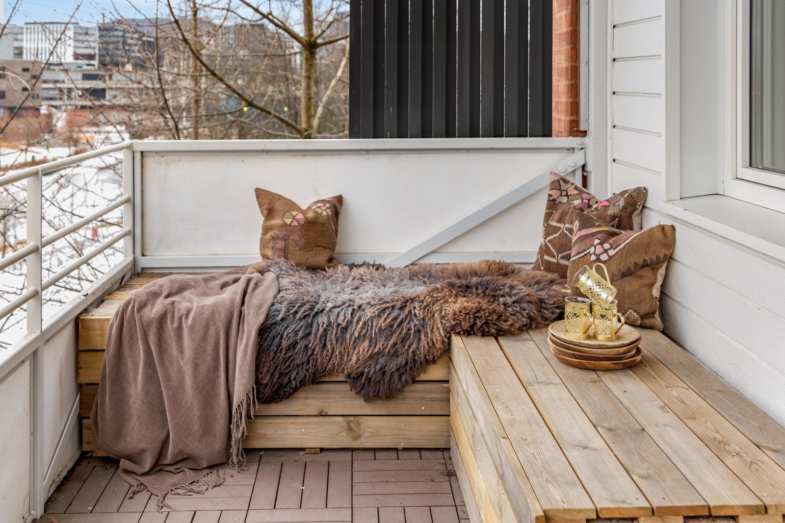 Balkongen er på 8 m² med en hyggelig sittegruppe og plass til grill ? alt som hører sommeren til! Galleribilde
