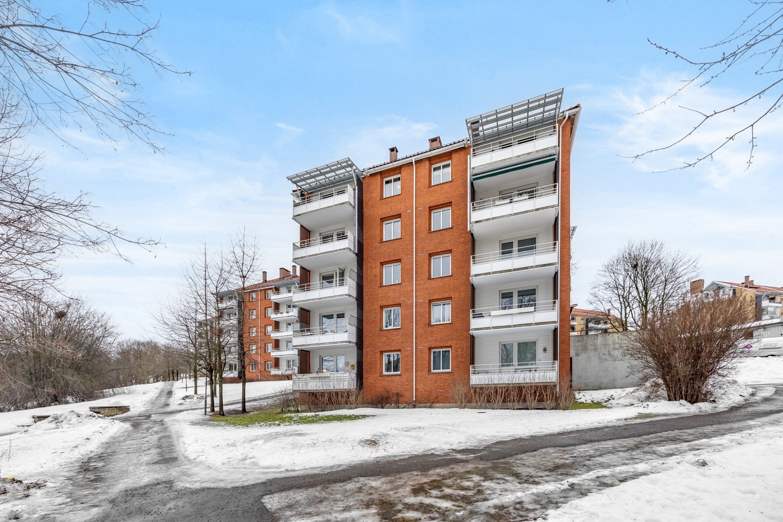 Hjørneleiligheten vender mot vest og har fantastiske sol- og lysforhold. Skjermet og attraktivt nabolag, likevel sentralt med alt du trenger i gangavstand. Galleribilde