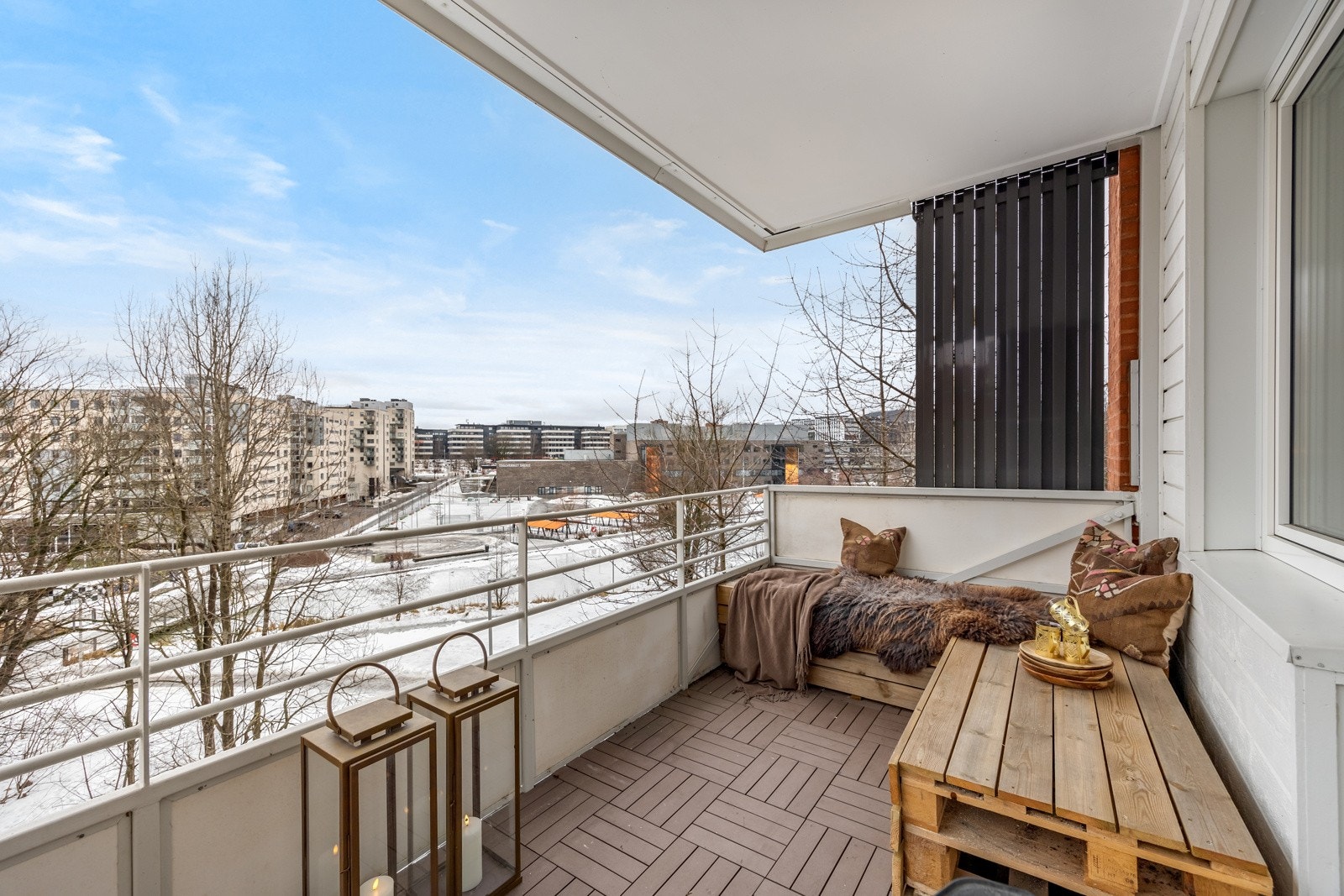 Her blir dere bortskjemt med fantastiske solforhold på en herlig balkong! Balkongen er 8m² og vender mot vest. Galleribilde